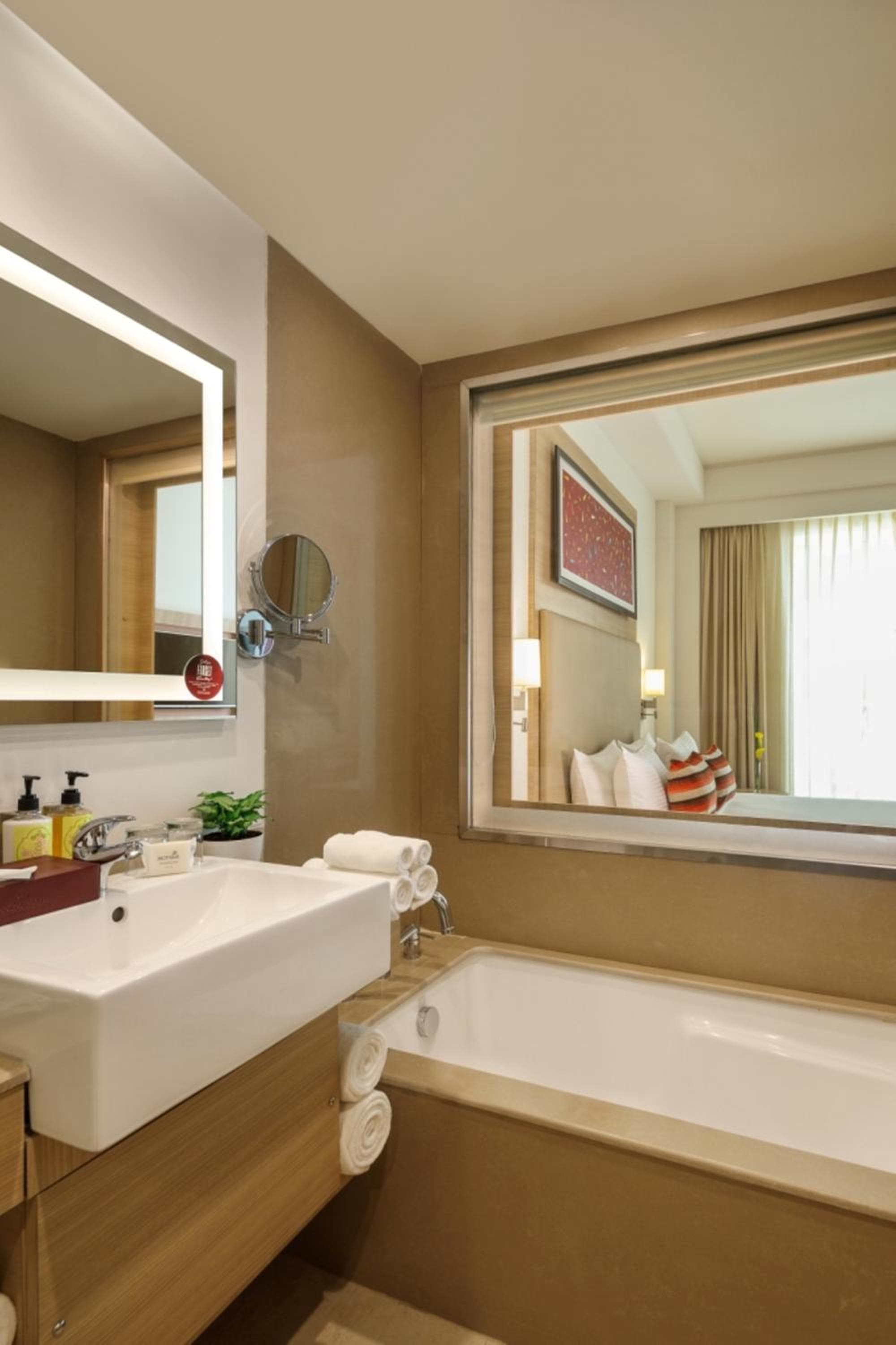 Sandal Suites by Lemon Tree Hotels photo 6