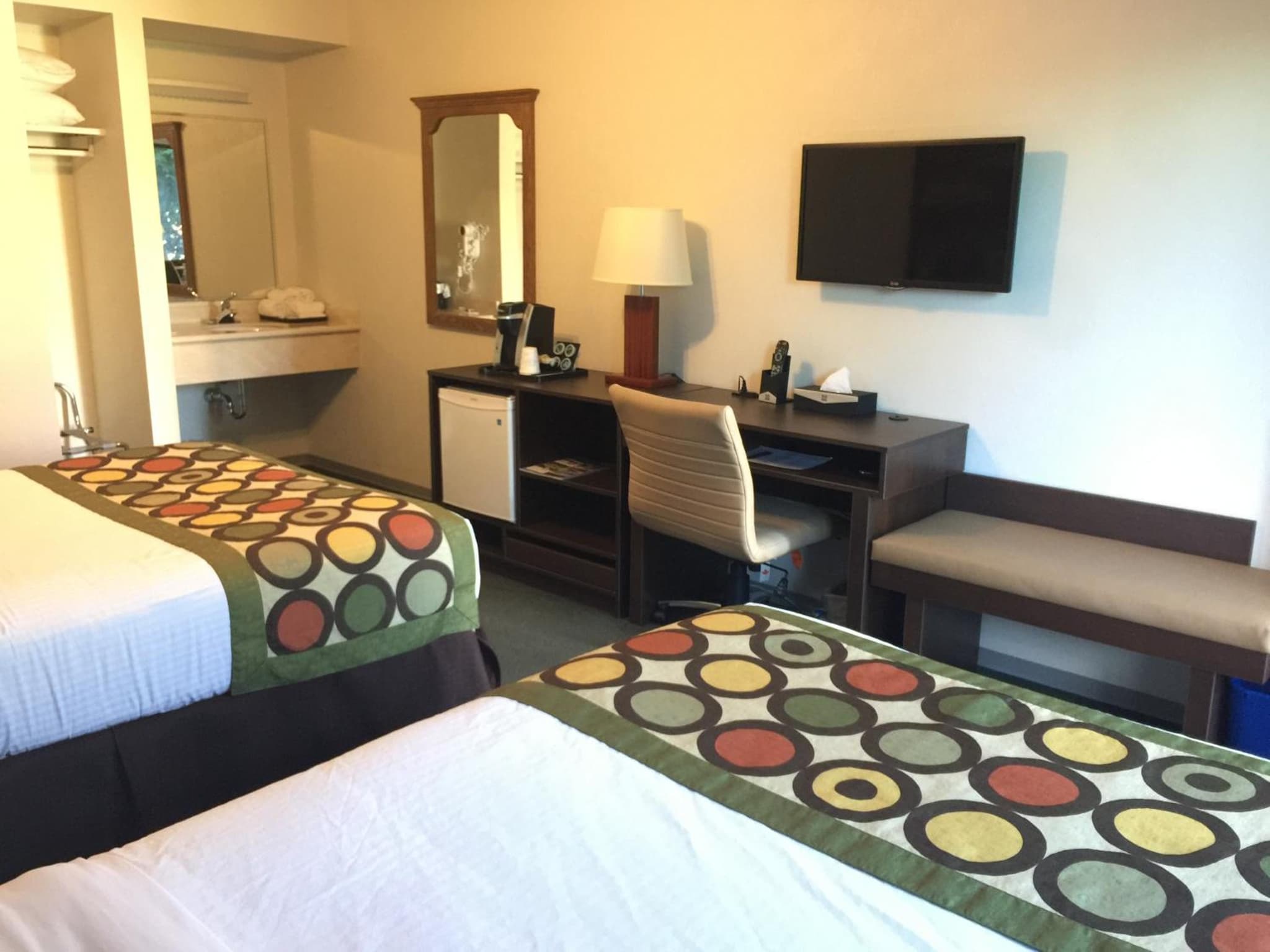 Super 8 by Wyndham Kelowna BC photo 8