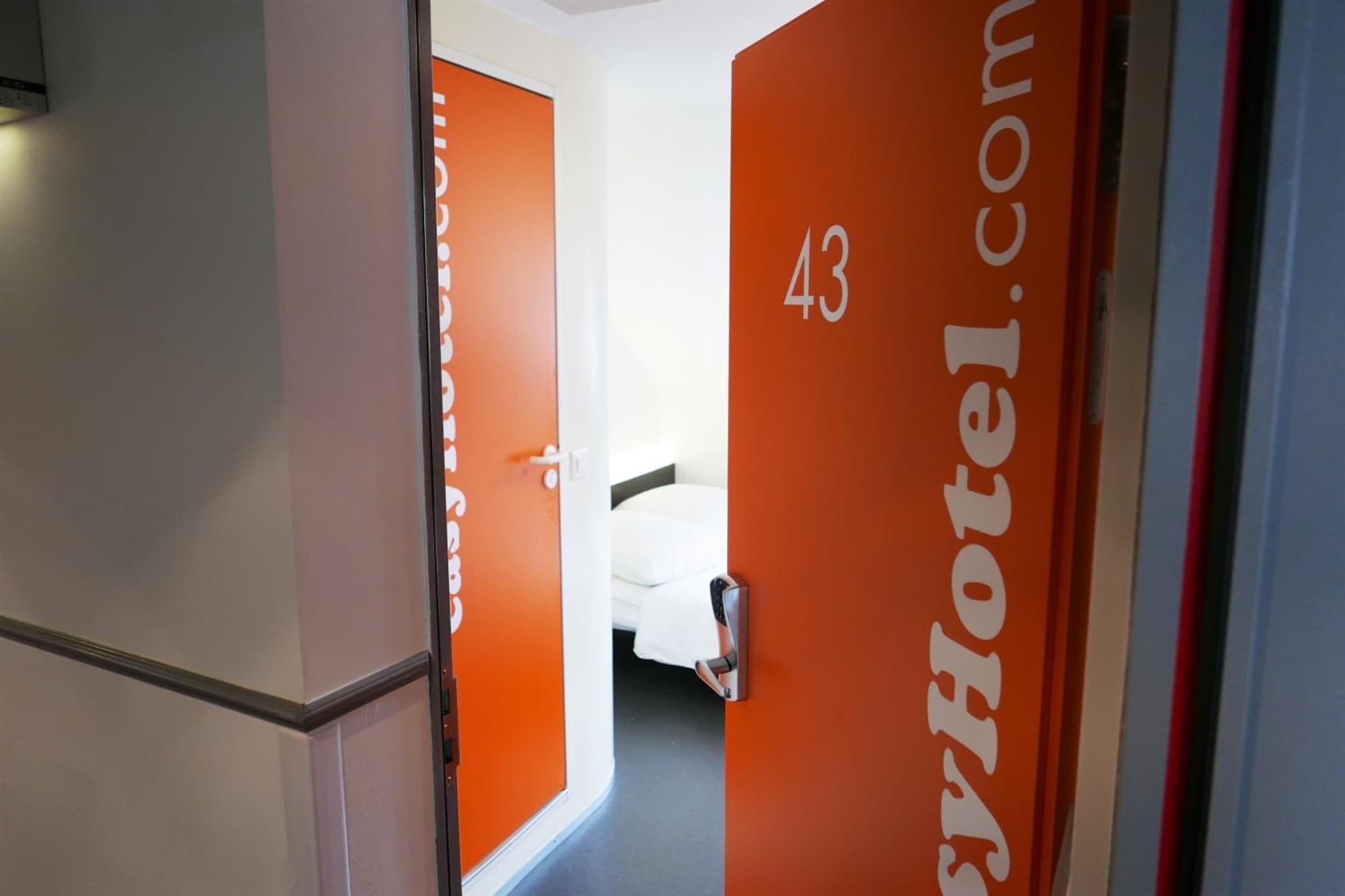 easyHotel Zürich City Centre photo 4