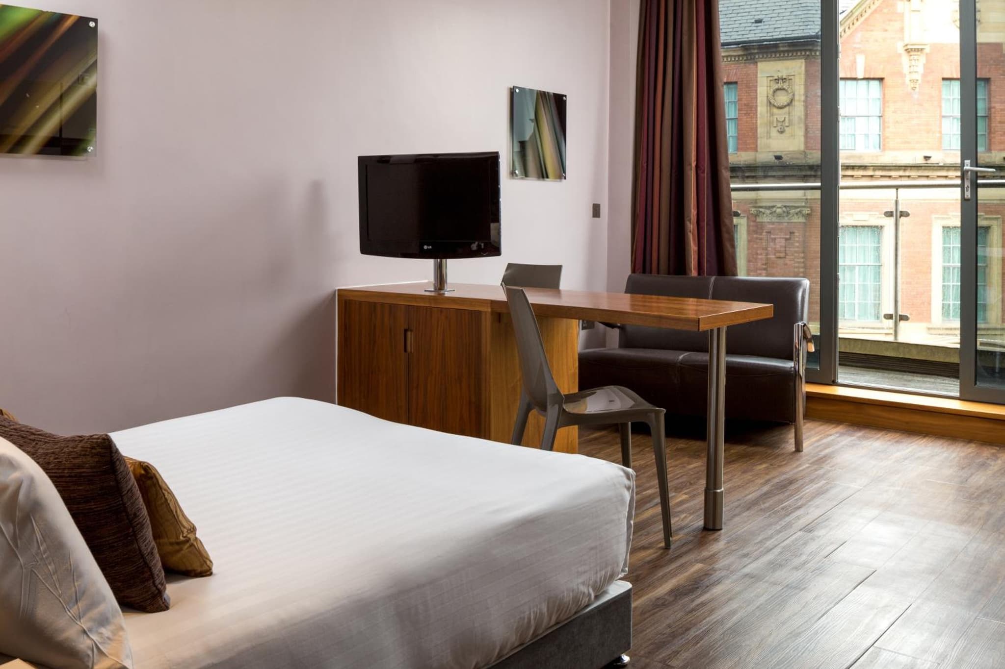 Roomzzz Leeds City photo 2