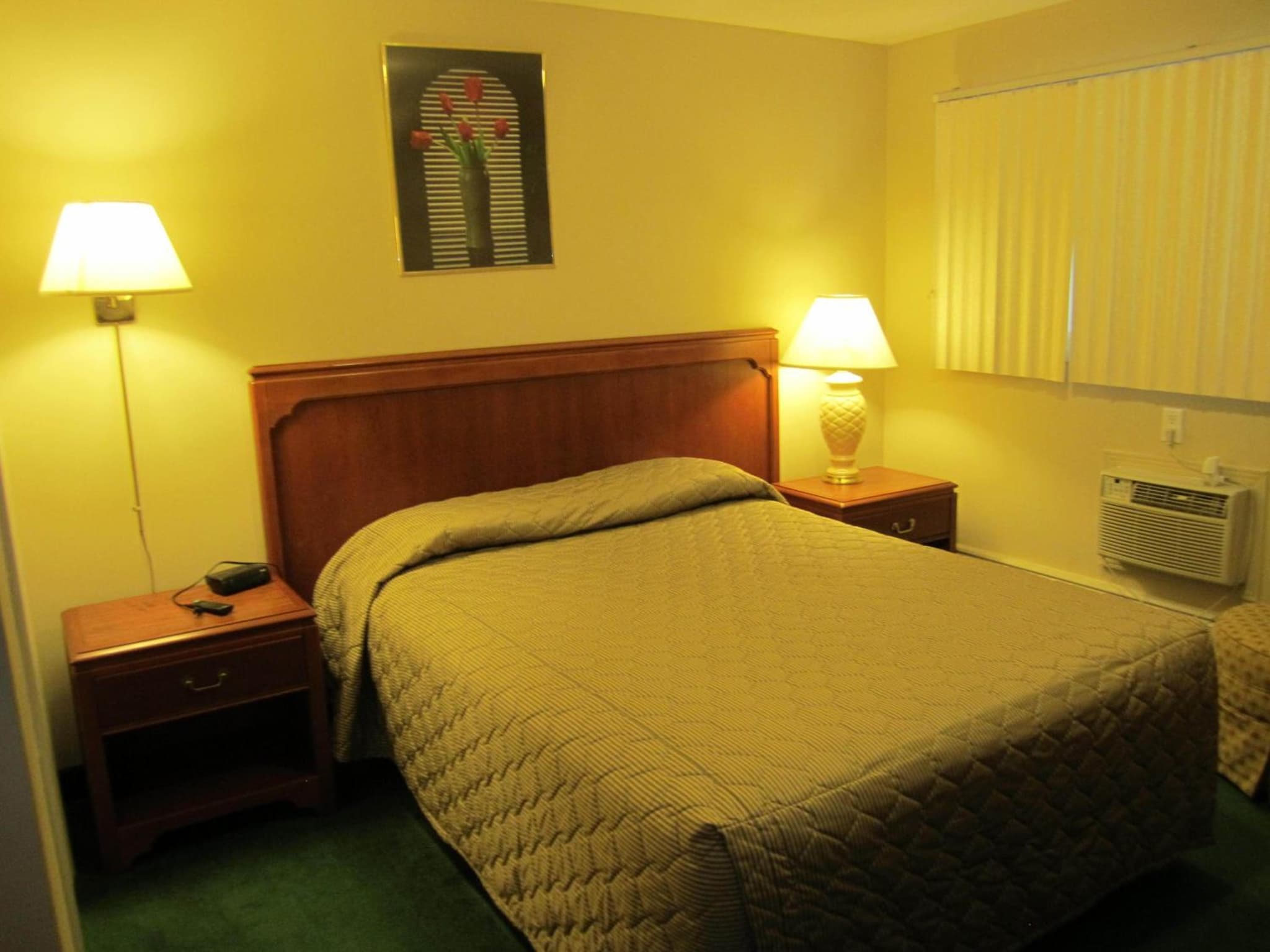 Canadiana Motel photo 8