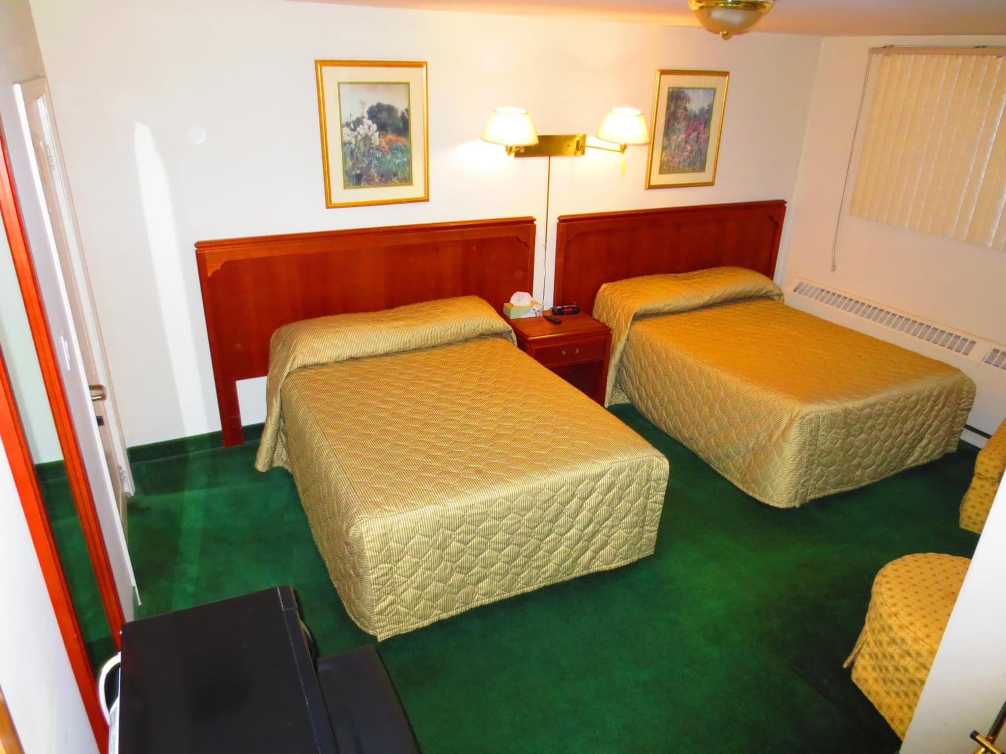 Canadiana Motel photo 2