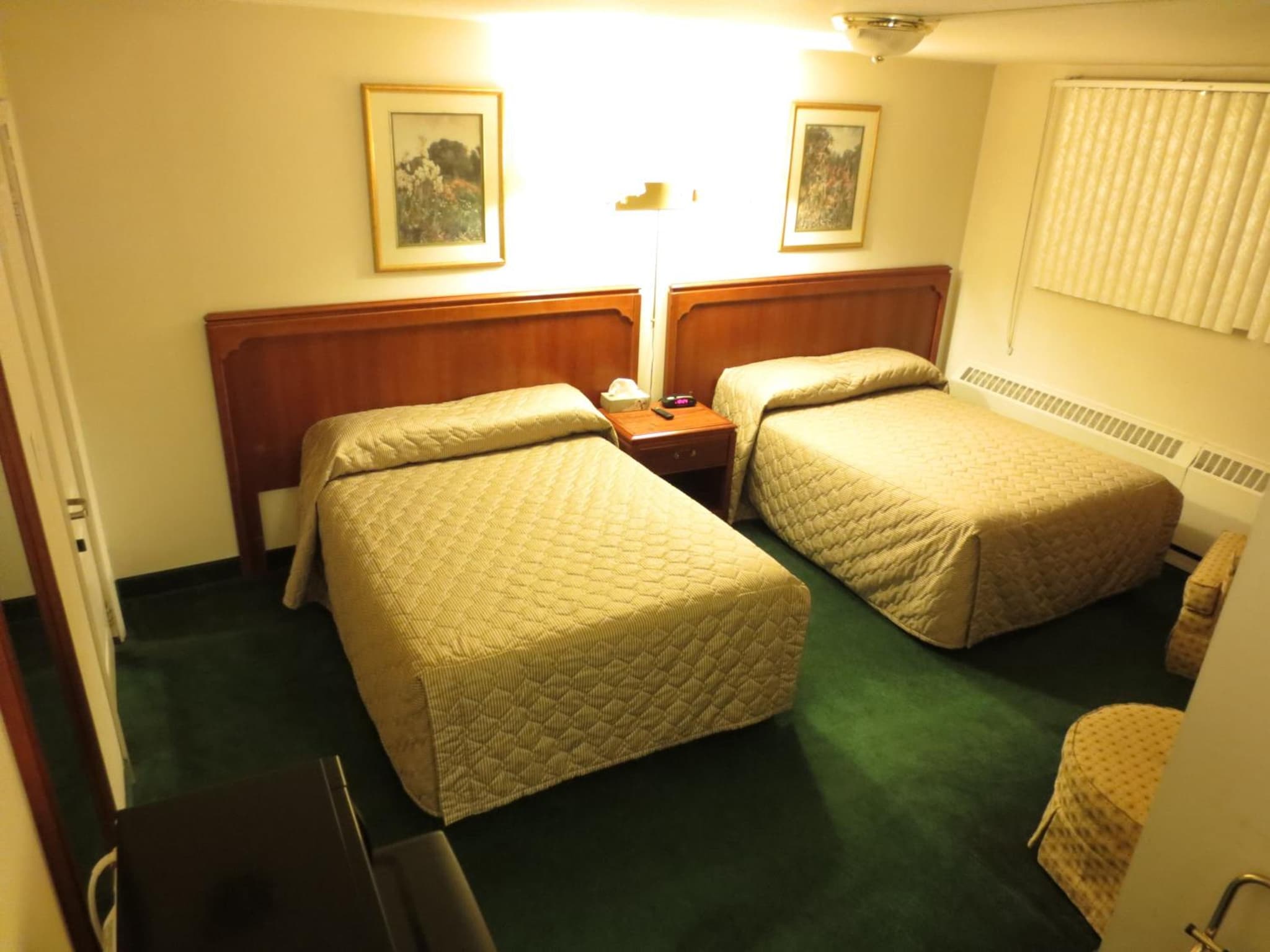 Canadiana Motel photo 6