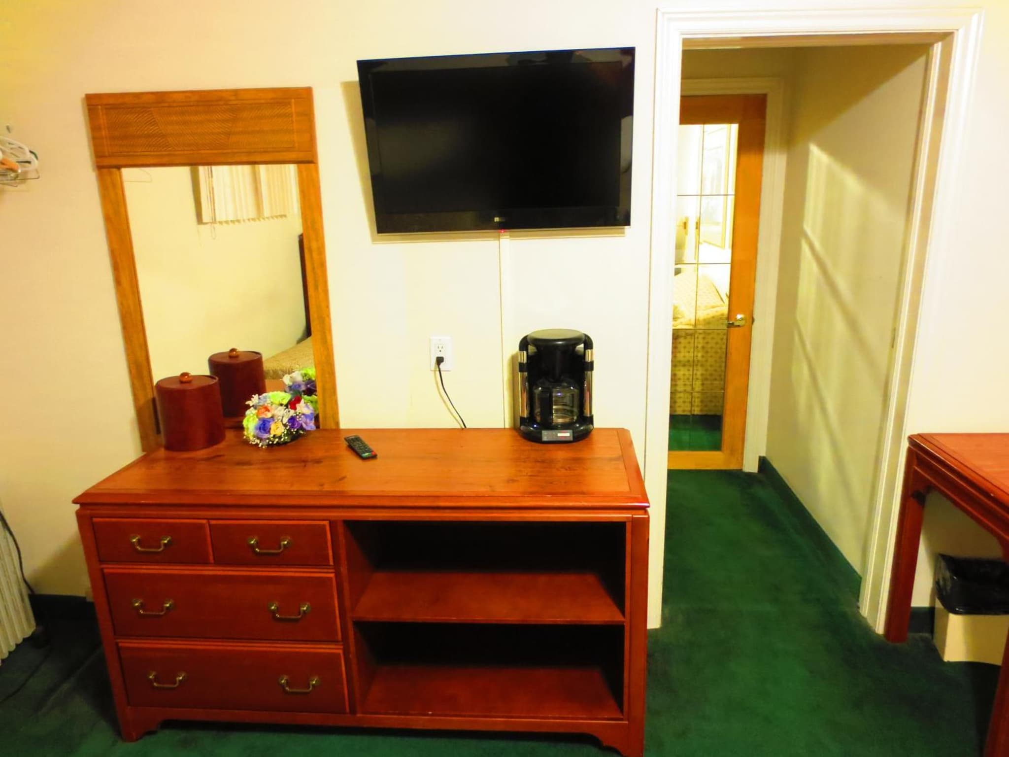 Canadiana Motel photo 7