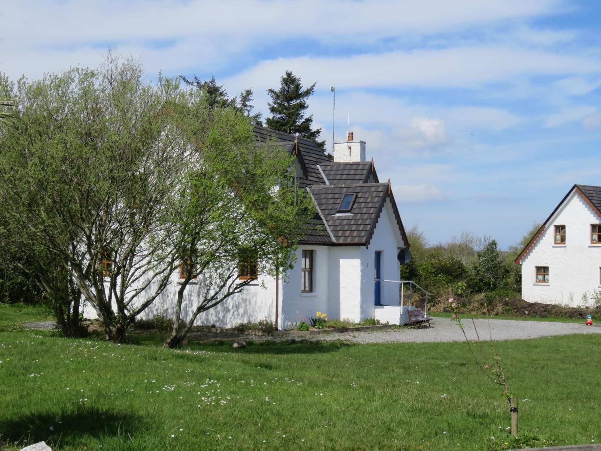 Letterfrack Farm Cottage in village on a farm beside Connemara National Park