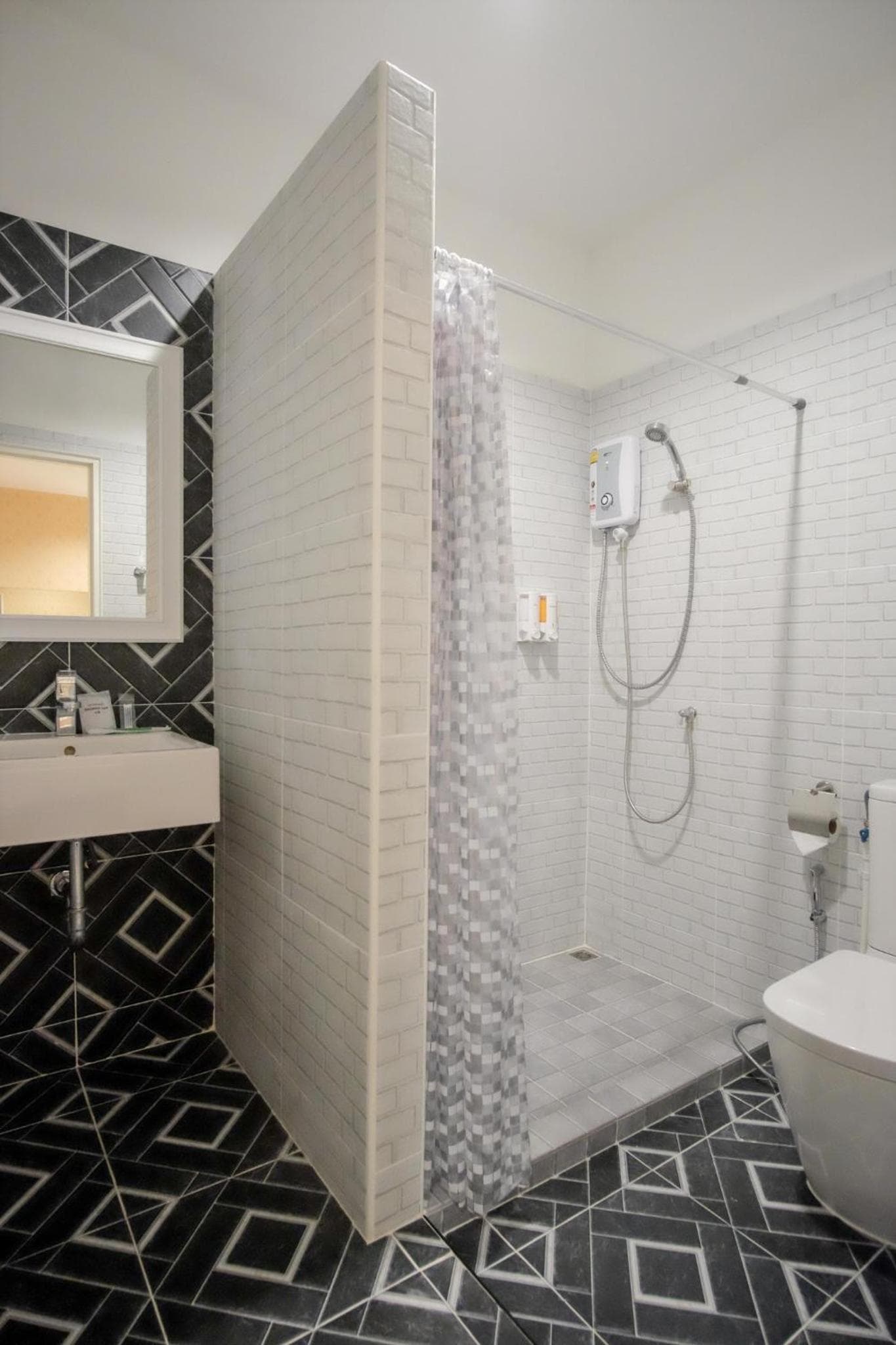 The O-Zone Airport Inn photo 7