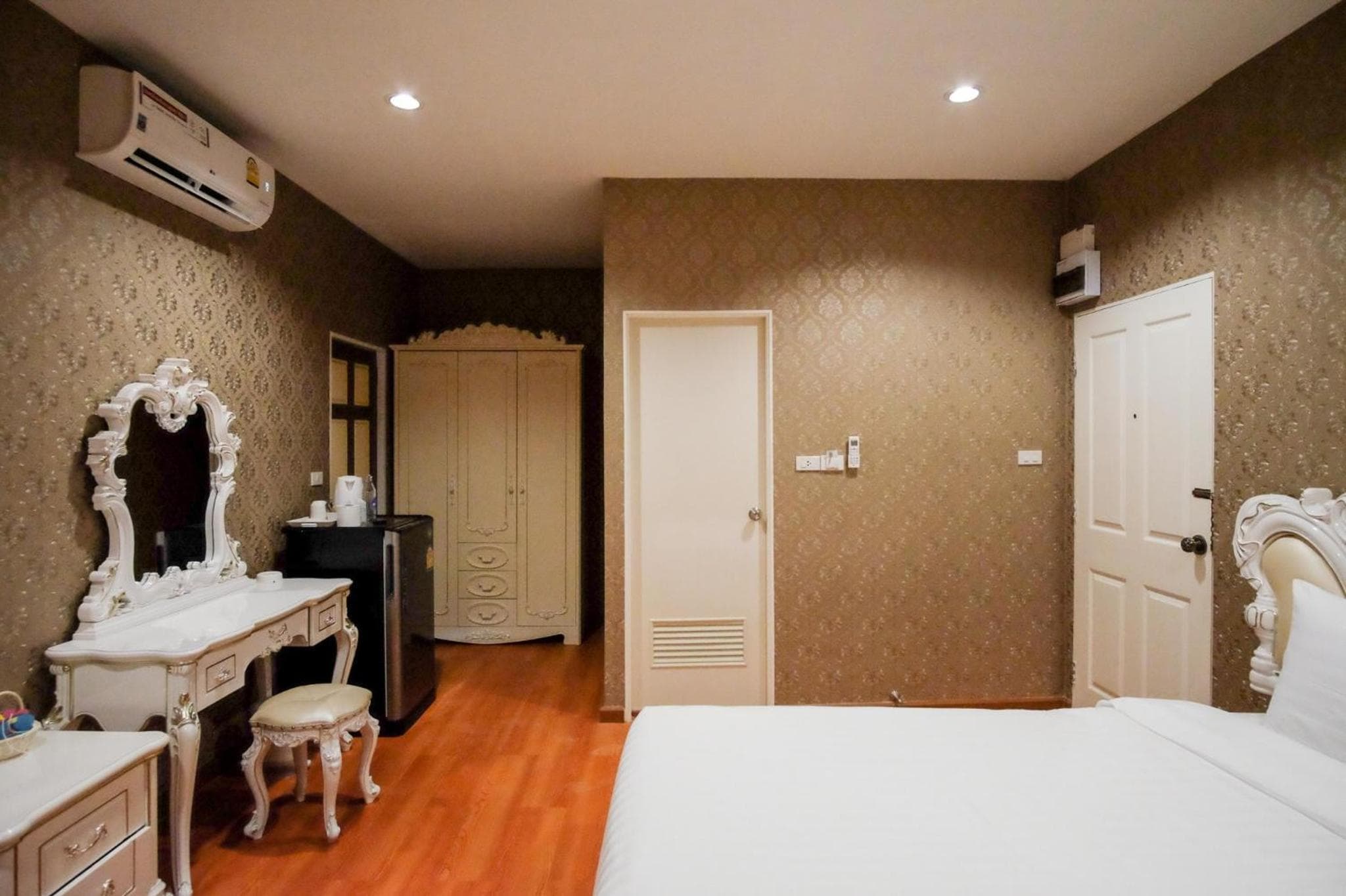 The O-Zone Airport Inn photo 2