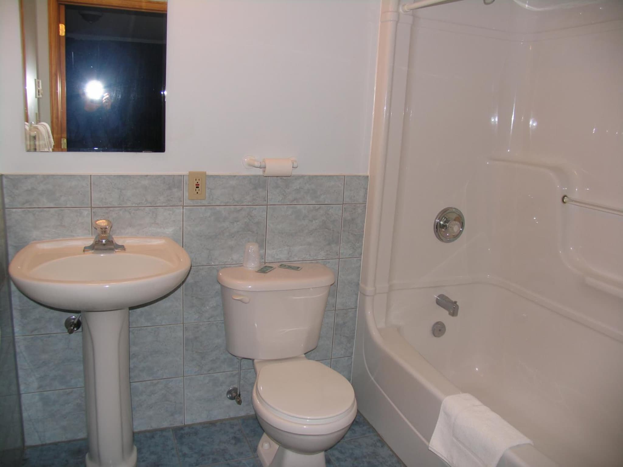 Seven Oakes Motel photo 8