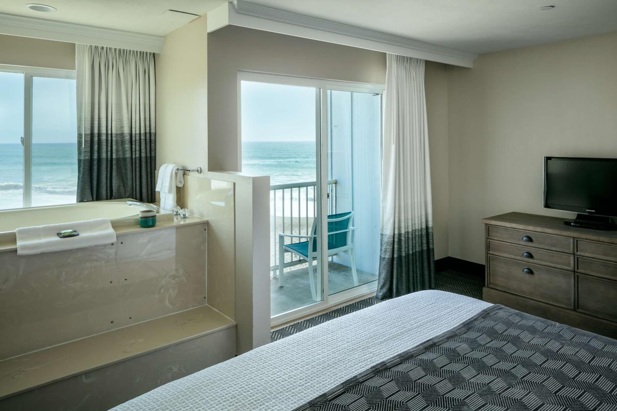 Beachfront Inn photo 8