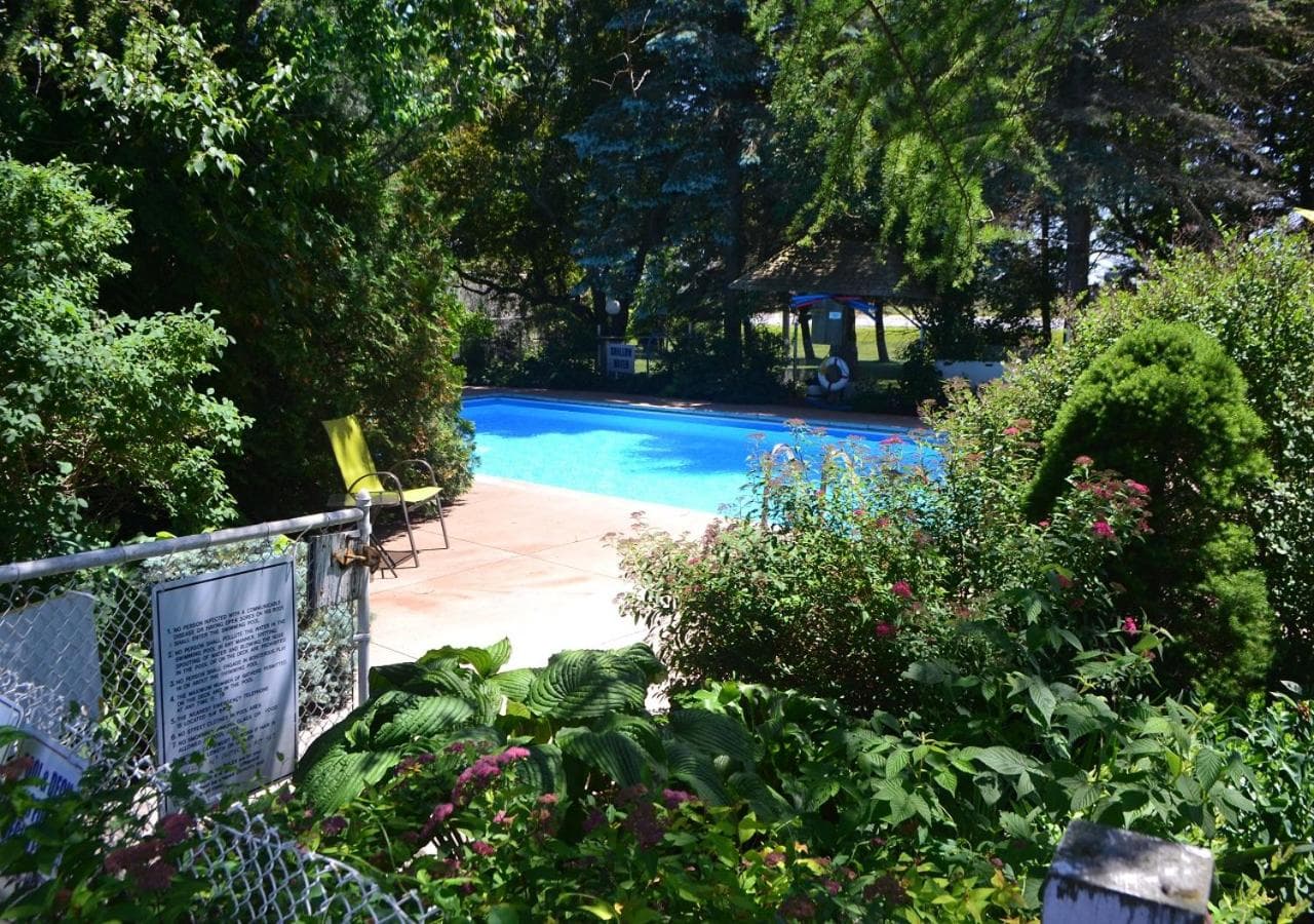 Stratford Suburban Motel photo 6