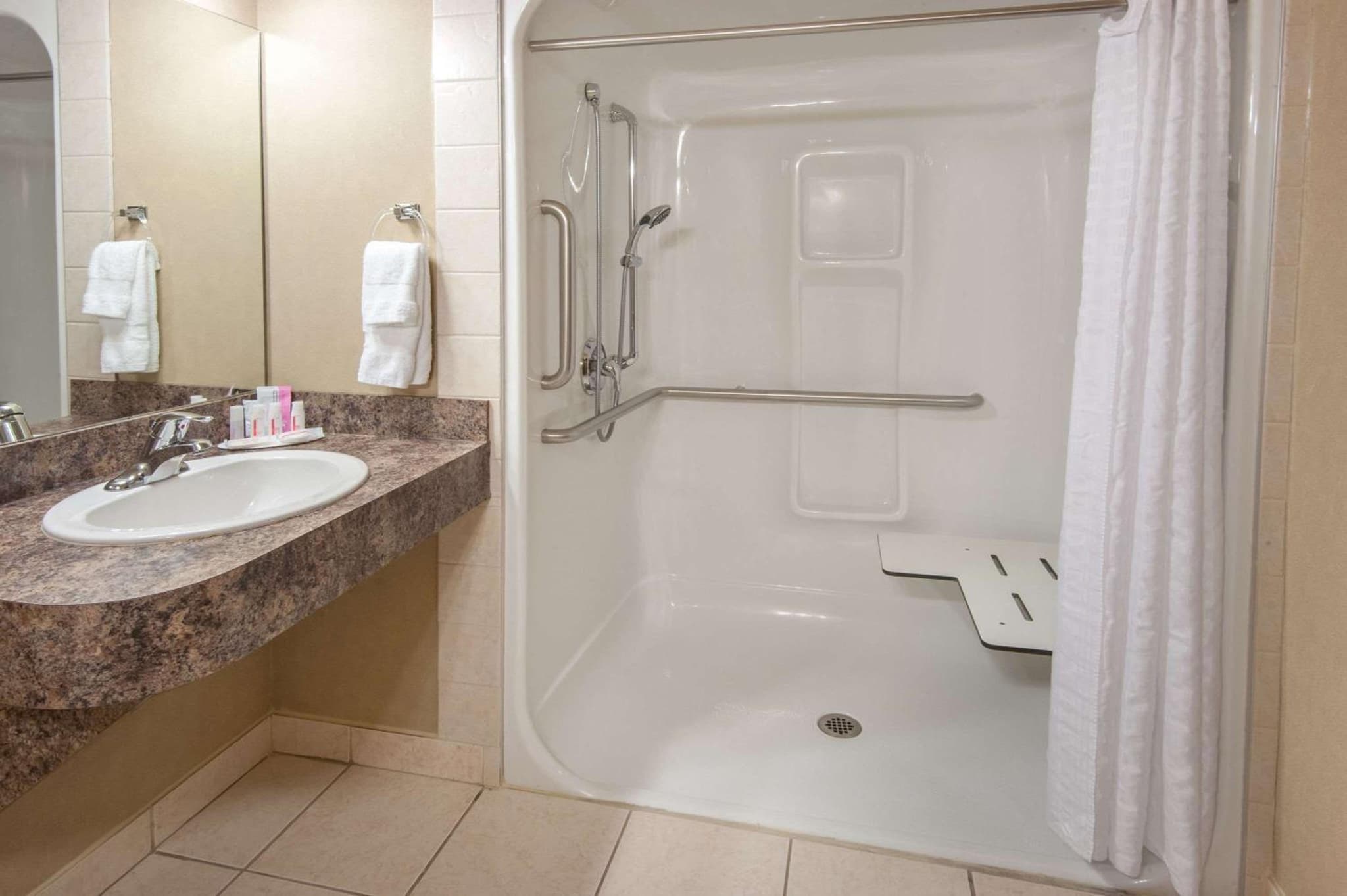 Ramada by Wyndham Drumheller Hotel & Suites photo 2