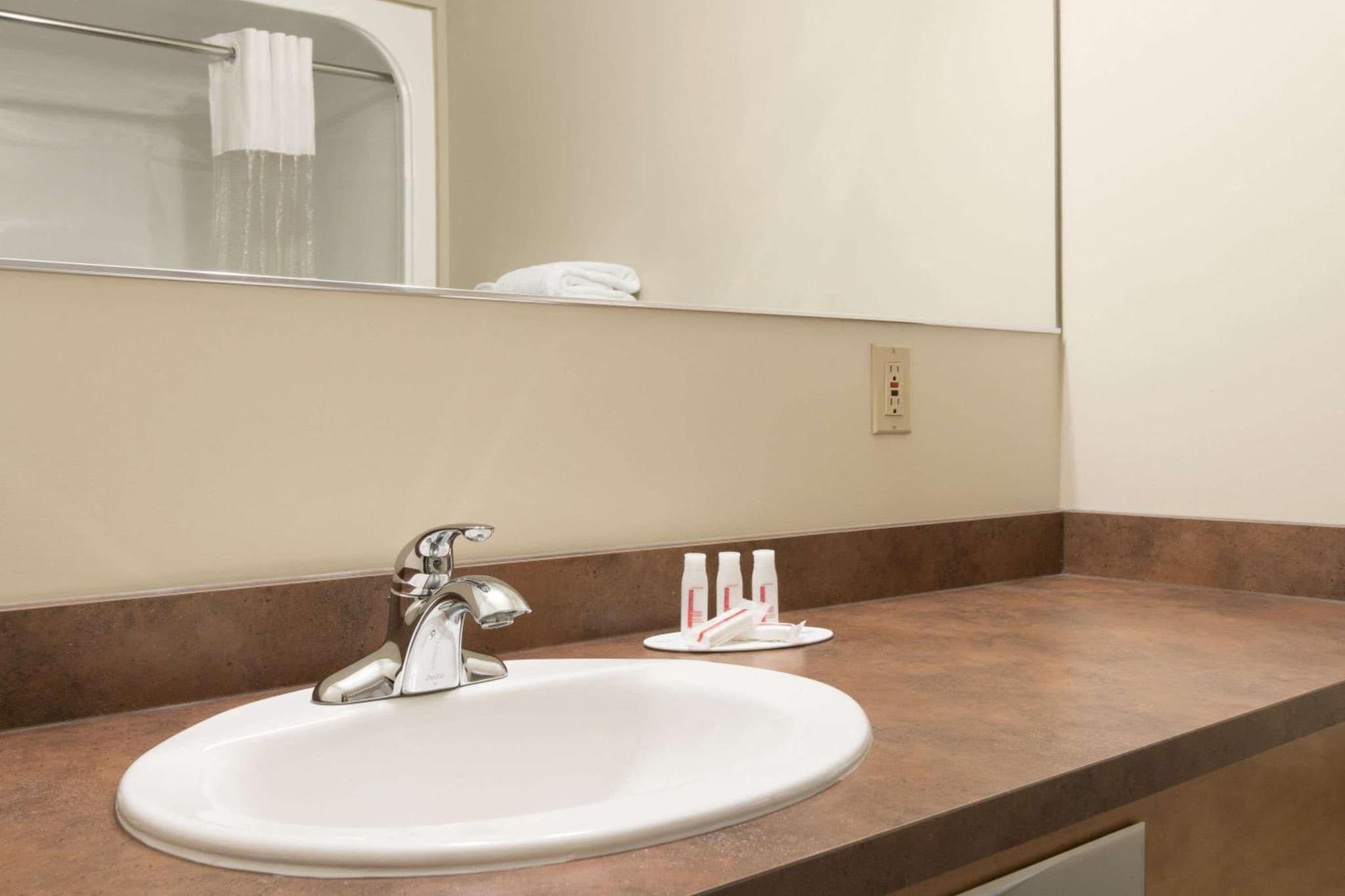 Days Inn & Suites by Wyndham Thunder Bay photo 2