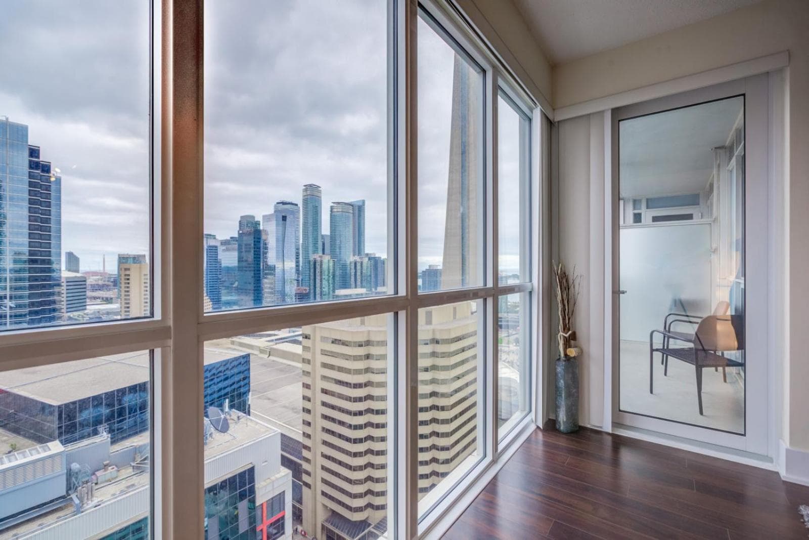 Chol Furnished Suites 2 Bedrooms Downtown Toronto Million Dollar CN Tower View MTCC Rogers Centre Blue Jays TIFF Free Parking photo 7