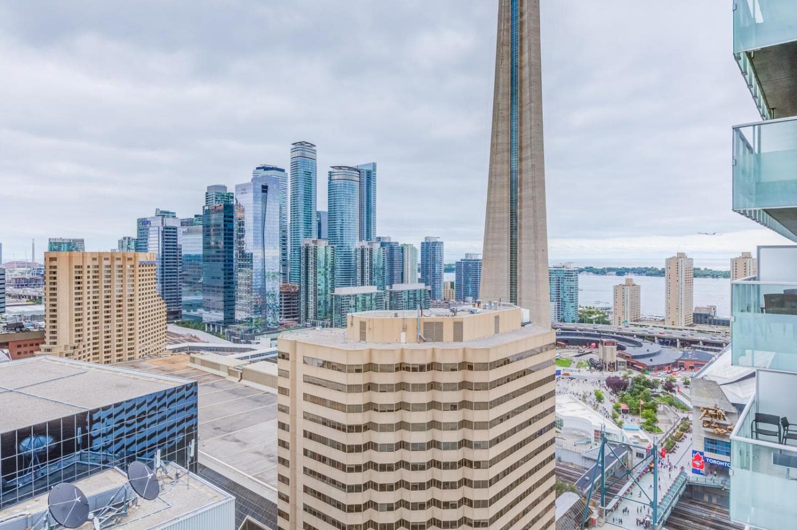 Chol Furnished Suites 2 Bedrooms Downtown Toronto Million Dollar CN Tower View MTCC Rogers Centre Blue Jays TIFF Free Parking photo 6