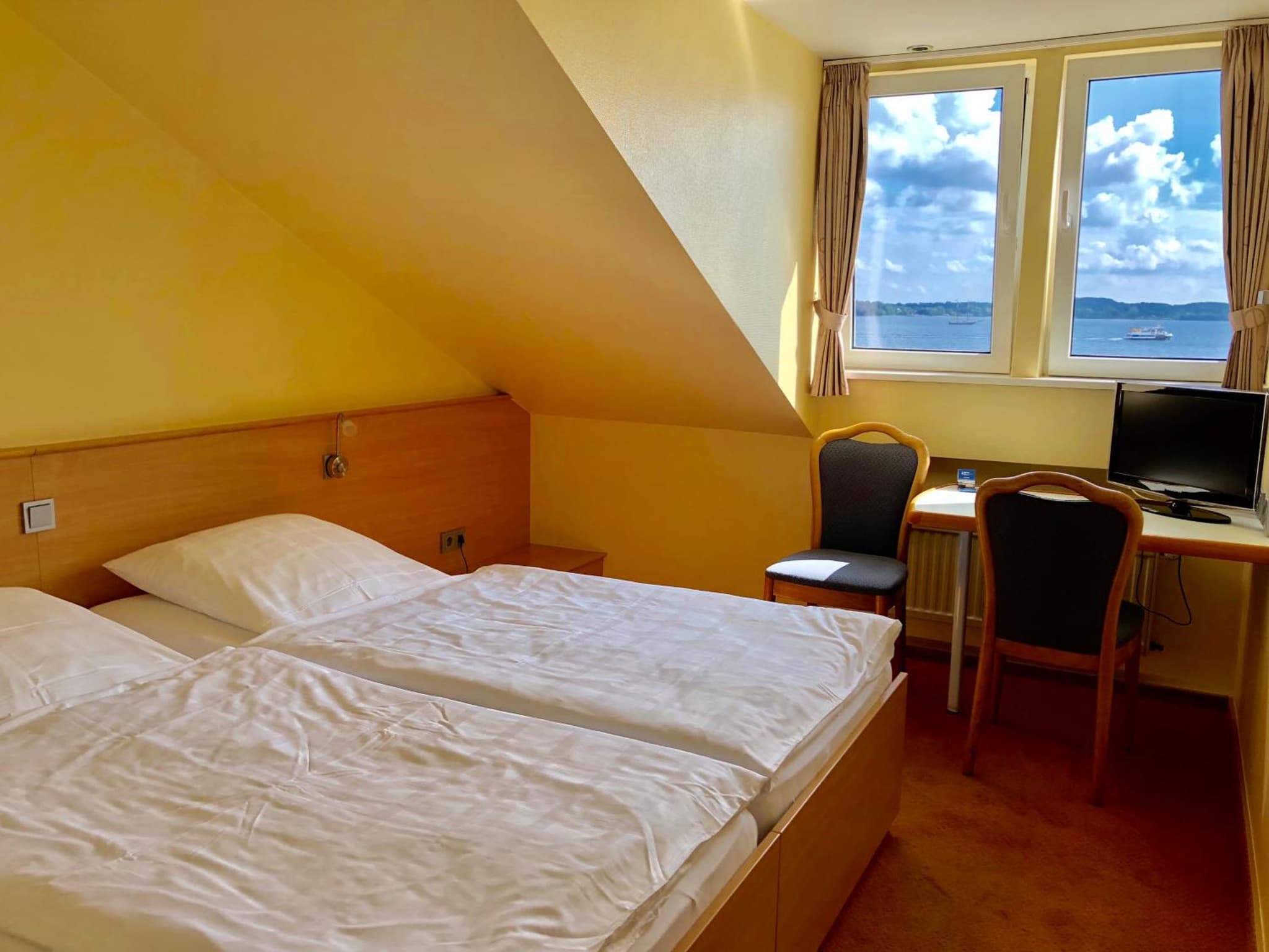 Hotel Kieler Förde & Free Parking photo 8