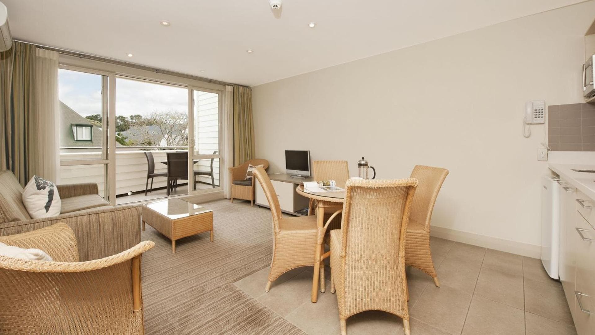 Hananui Lodge and Apartments photo 3