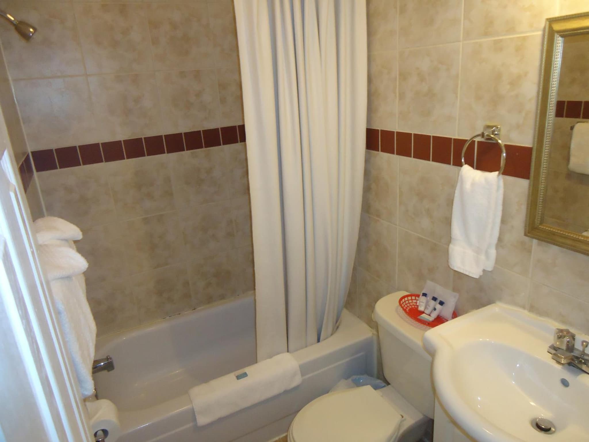 Bayside Inn & Waterfront Suites photo 2