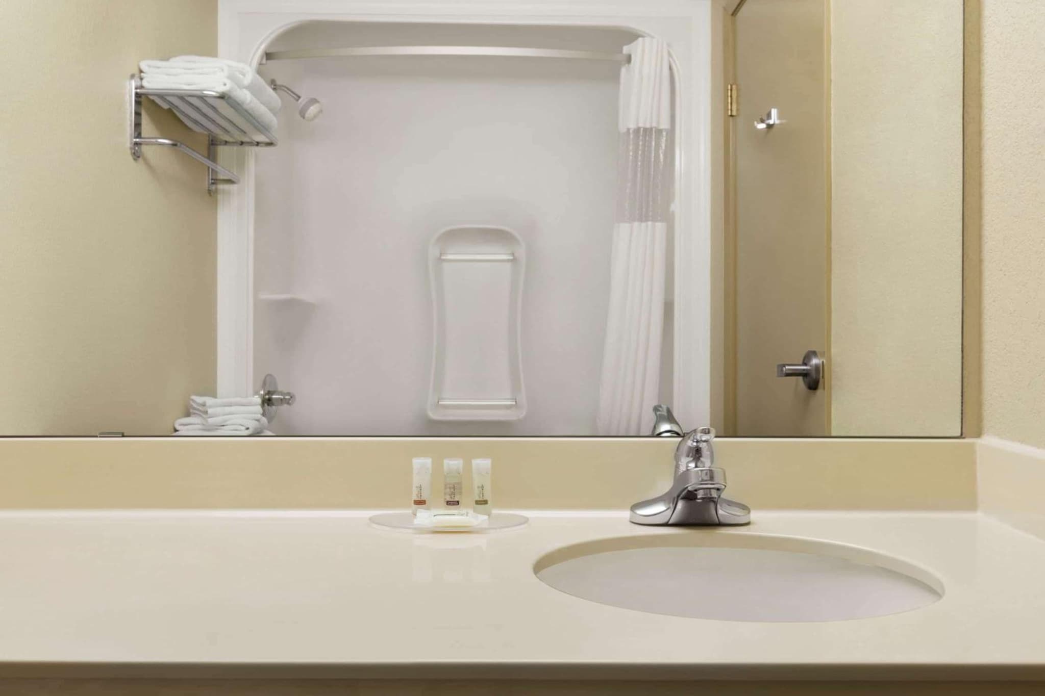 Days Inn & Suites by Wyndham Thompson photo 5