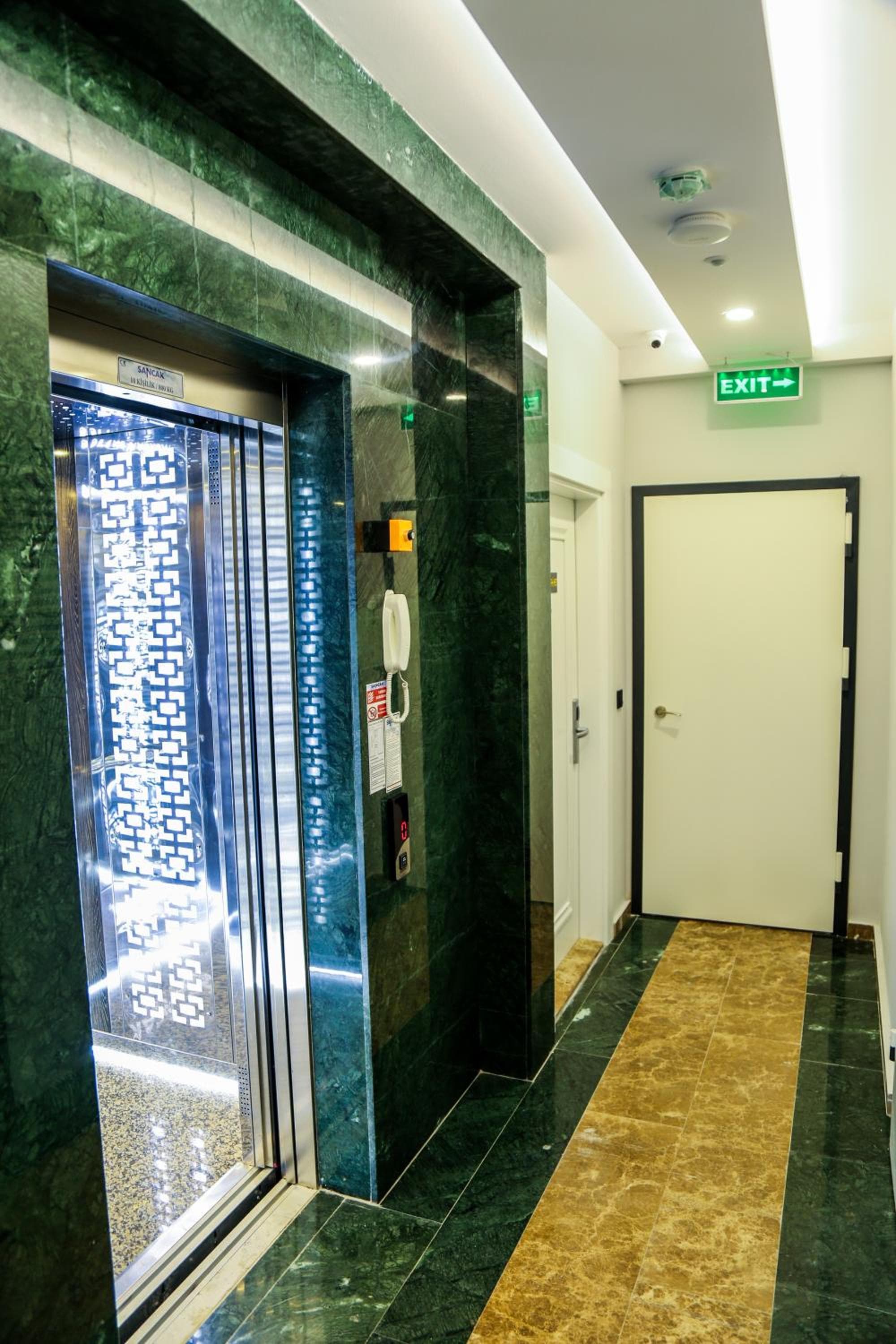White Golden Suite Hotel photo 5