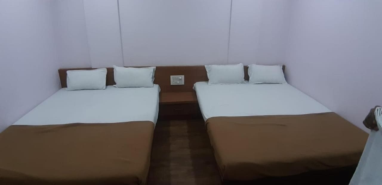 Rajhuns Deluxe Lodging photo 4