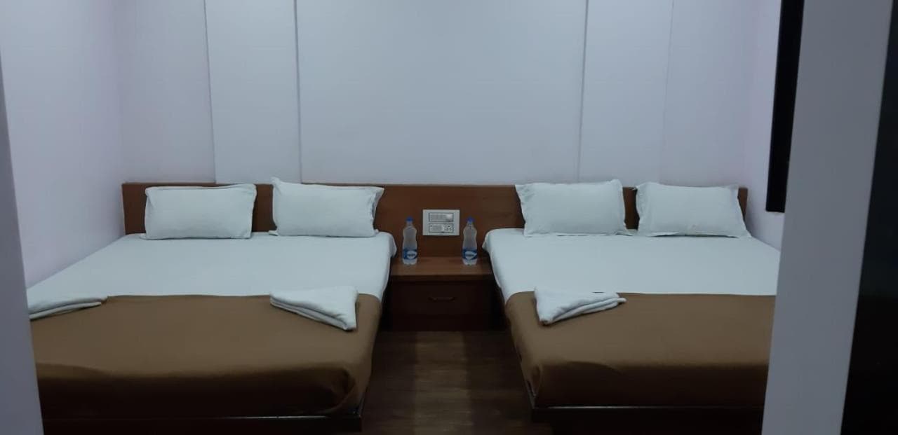 Rajhuns Deluxe Lodging photo 2