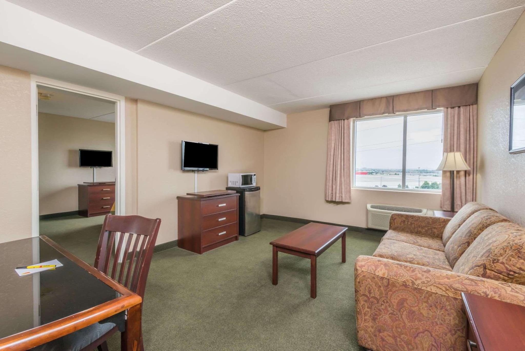 Super 8 by Wyndham Mississauga photo 7