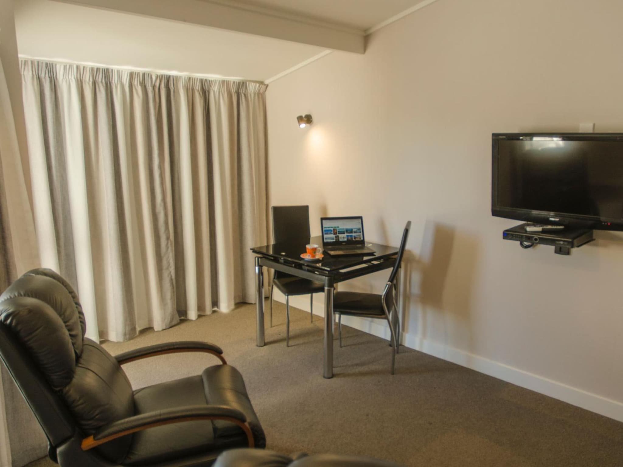 Cedar Lodge Motel photo 9