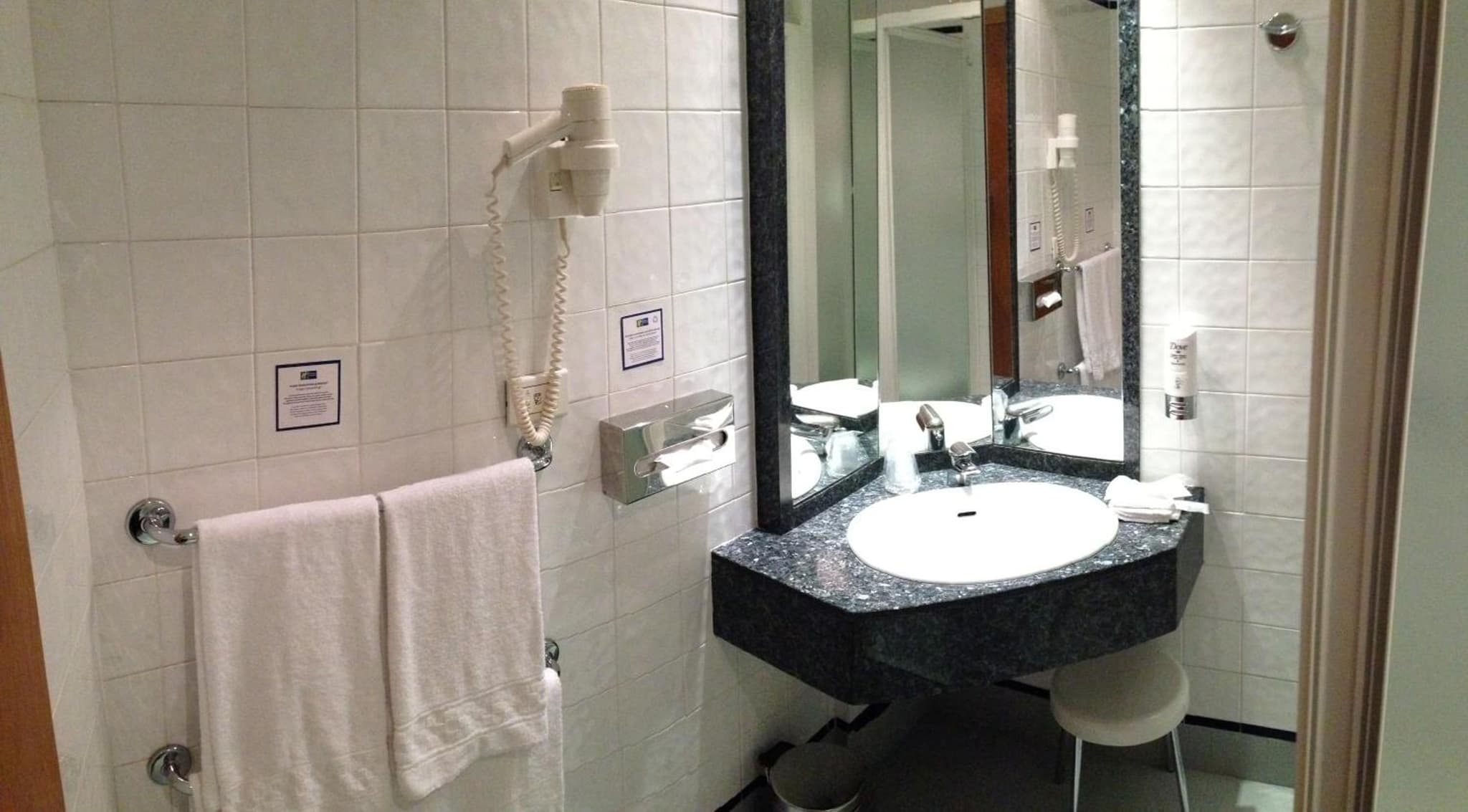 City Hotel & Suites photo 8