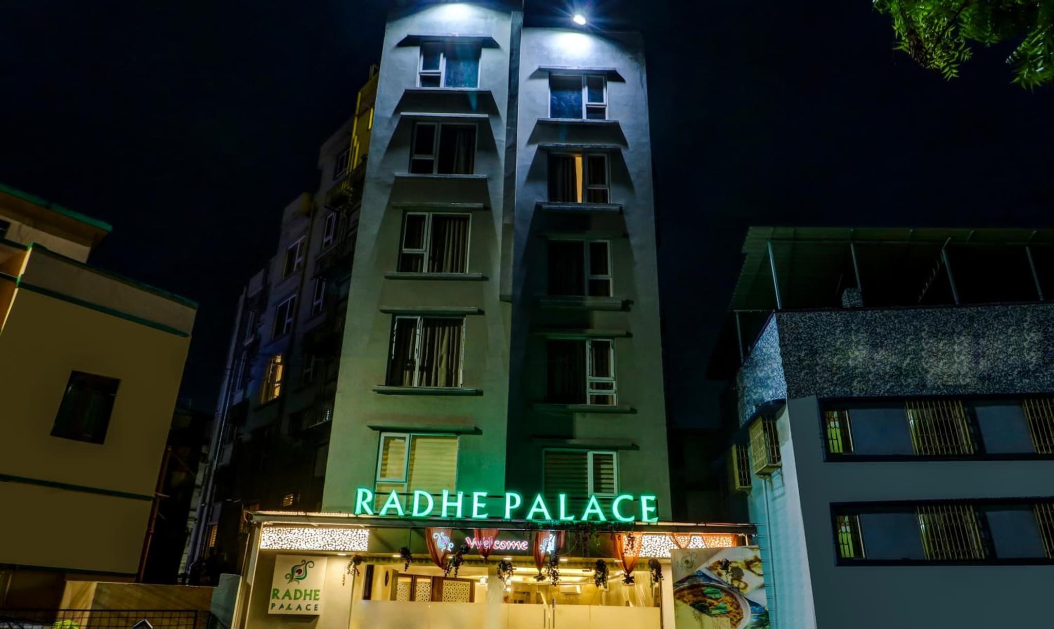 Treebo Radhe Palace, Lake Town