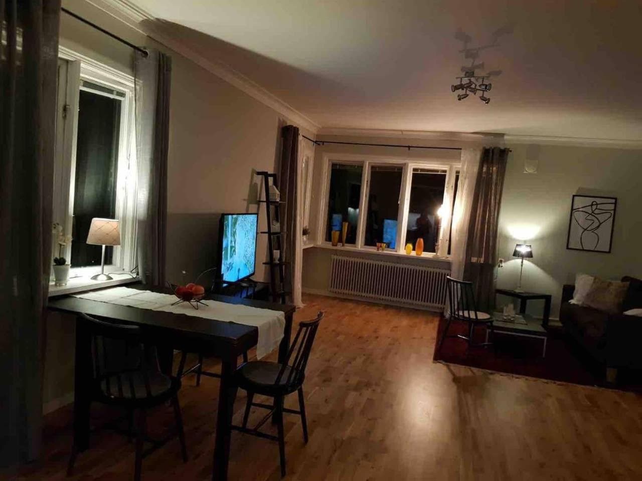 Lovely, spacious apartment with free parking photo 2
