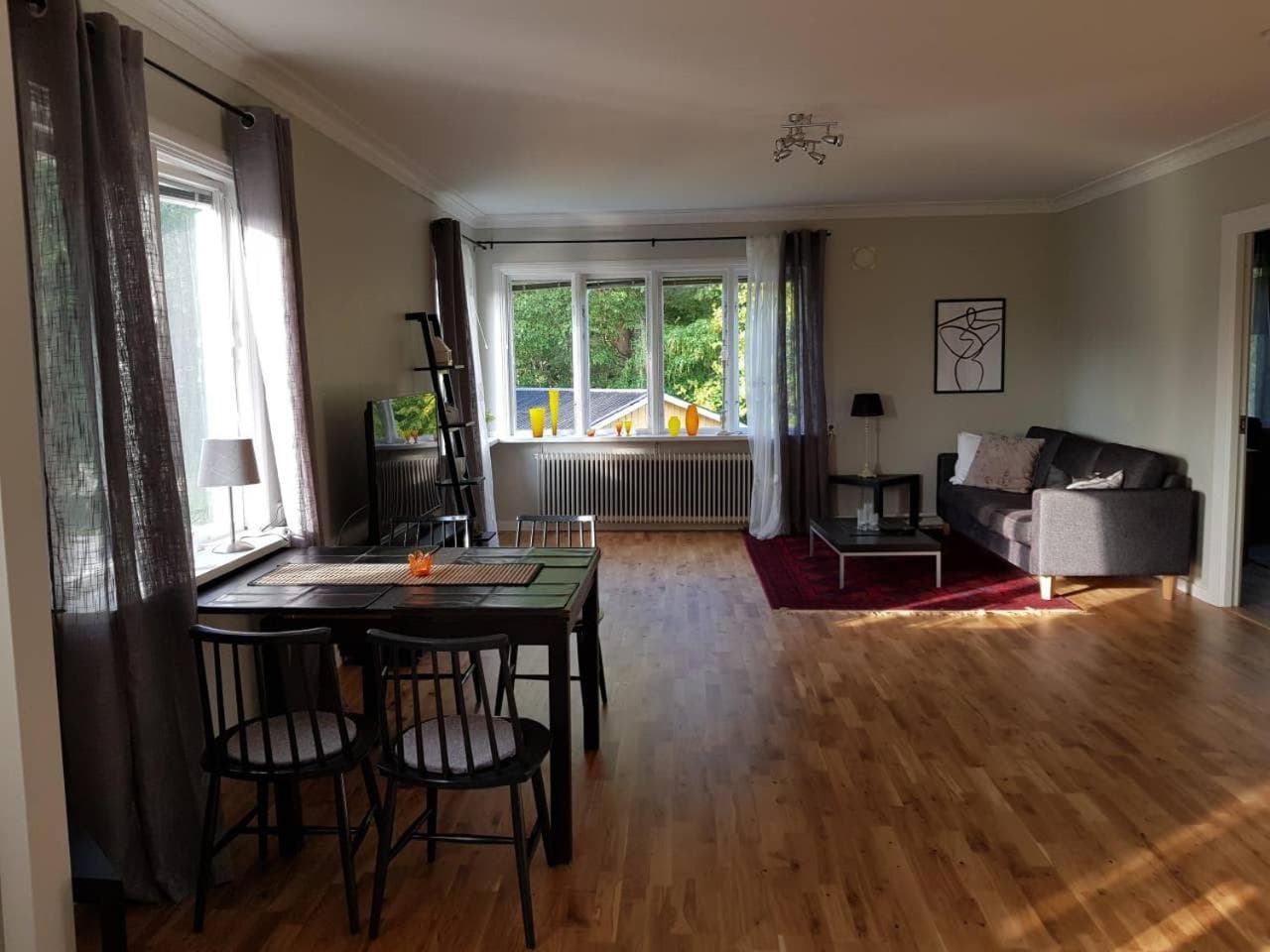 Lovely, spacious apartment with free parking photo 4