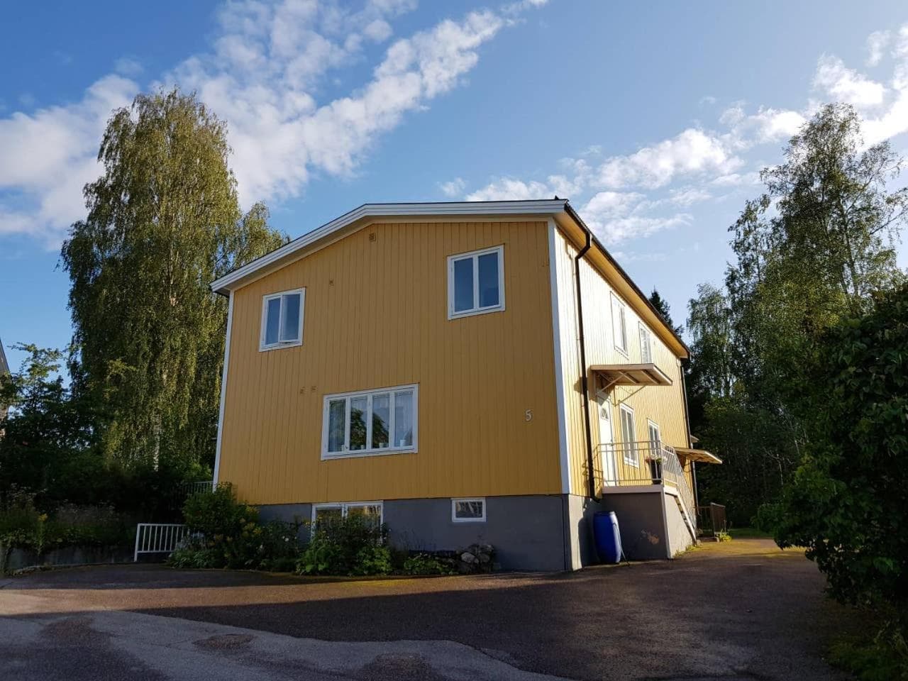 Lovely, spacious apartment with free parking photo 3