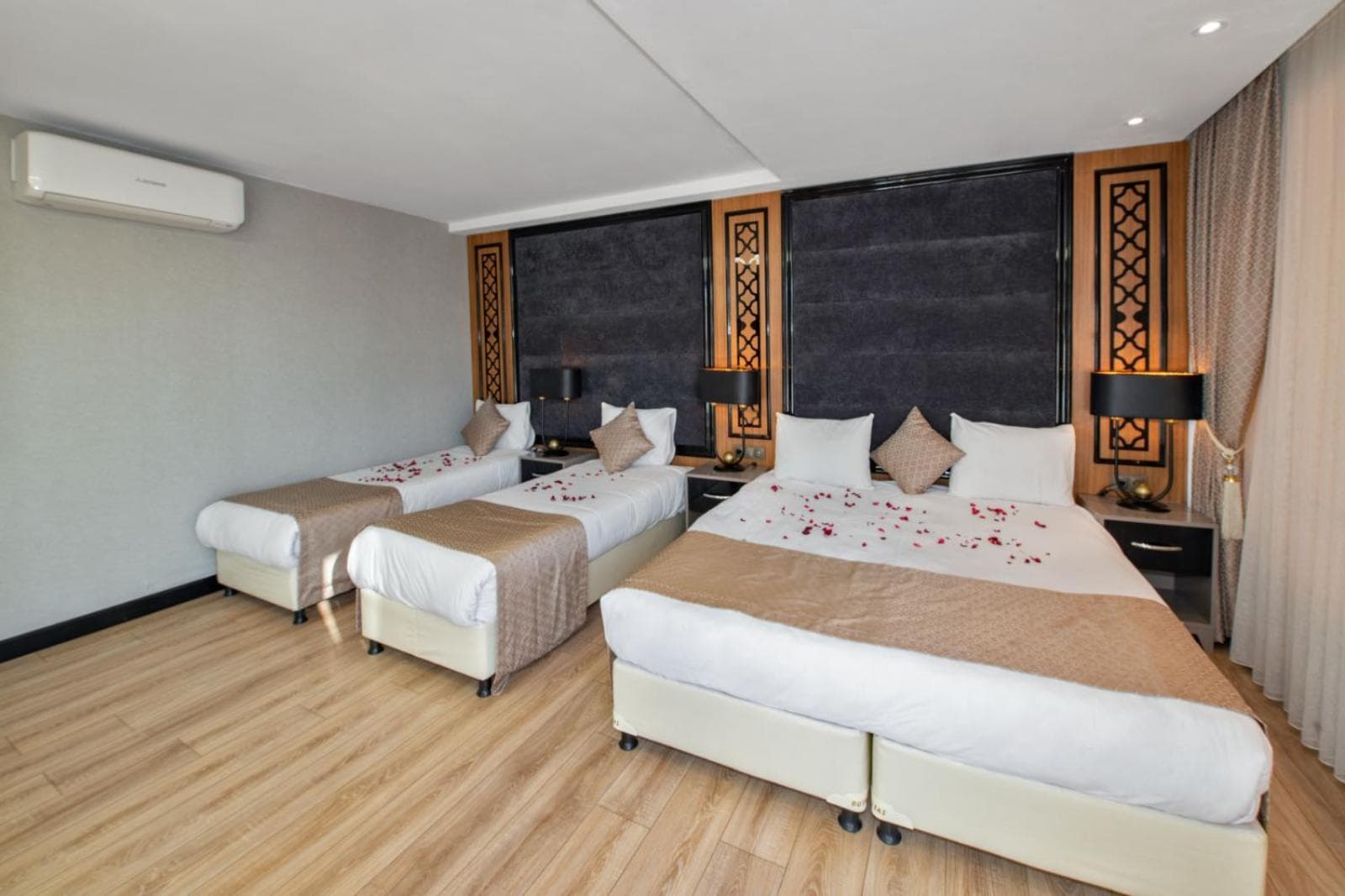 Aristocrat Hotel photo 4