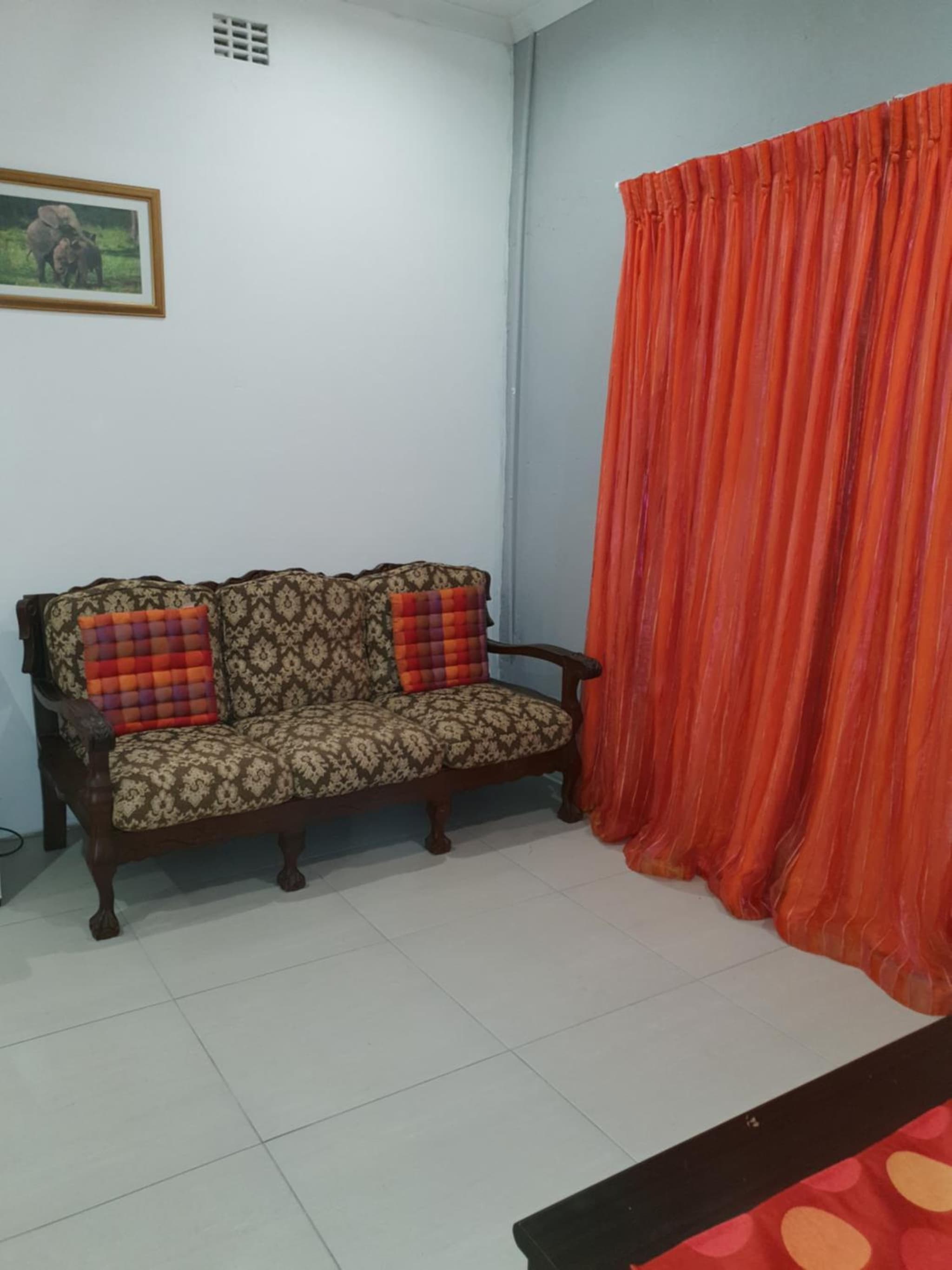Lyronne Guest house, Shuttle and Tours photo 2