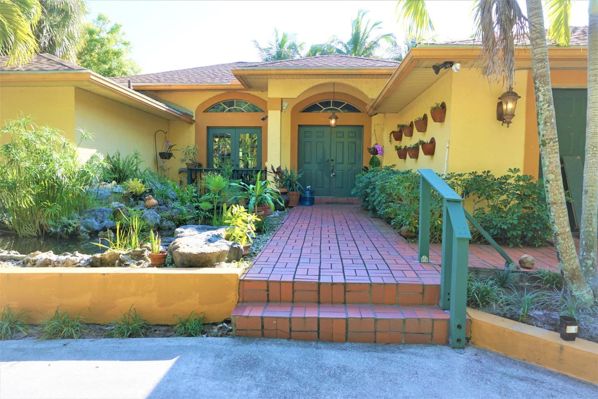 JUPITER WATERFALLS - NEWLY UPDATED - TIKI HUT, FIRE PIT, KITCHEN, POOL HEATER and MORE