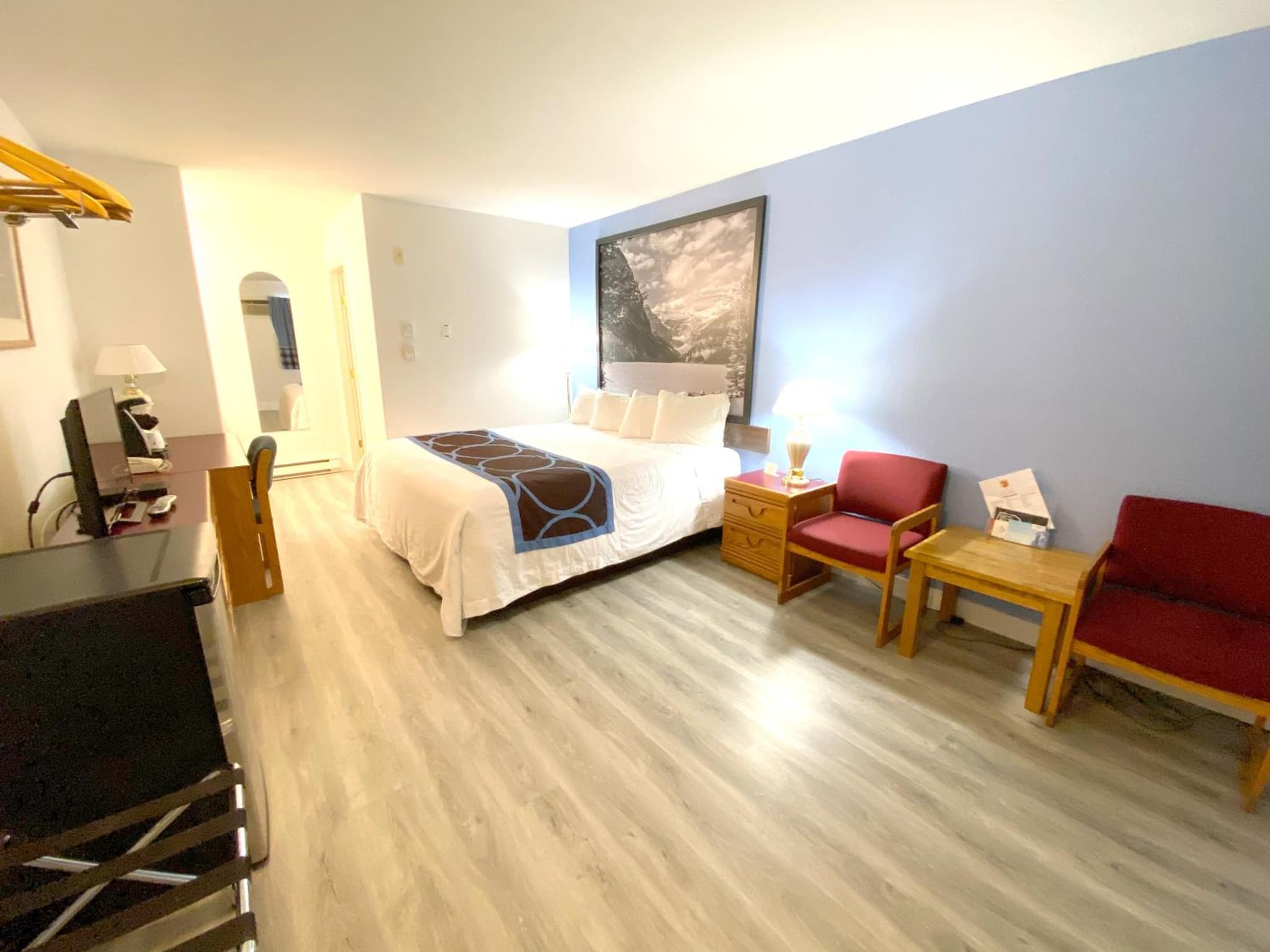 Super 8 by Wyndham Sicamous photo 2