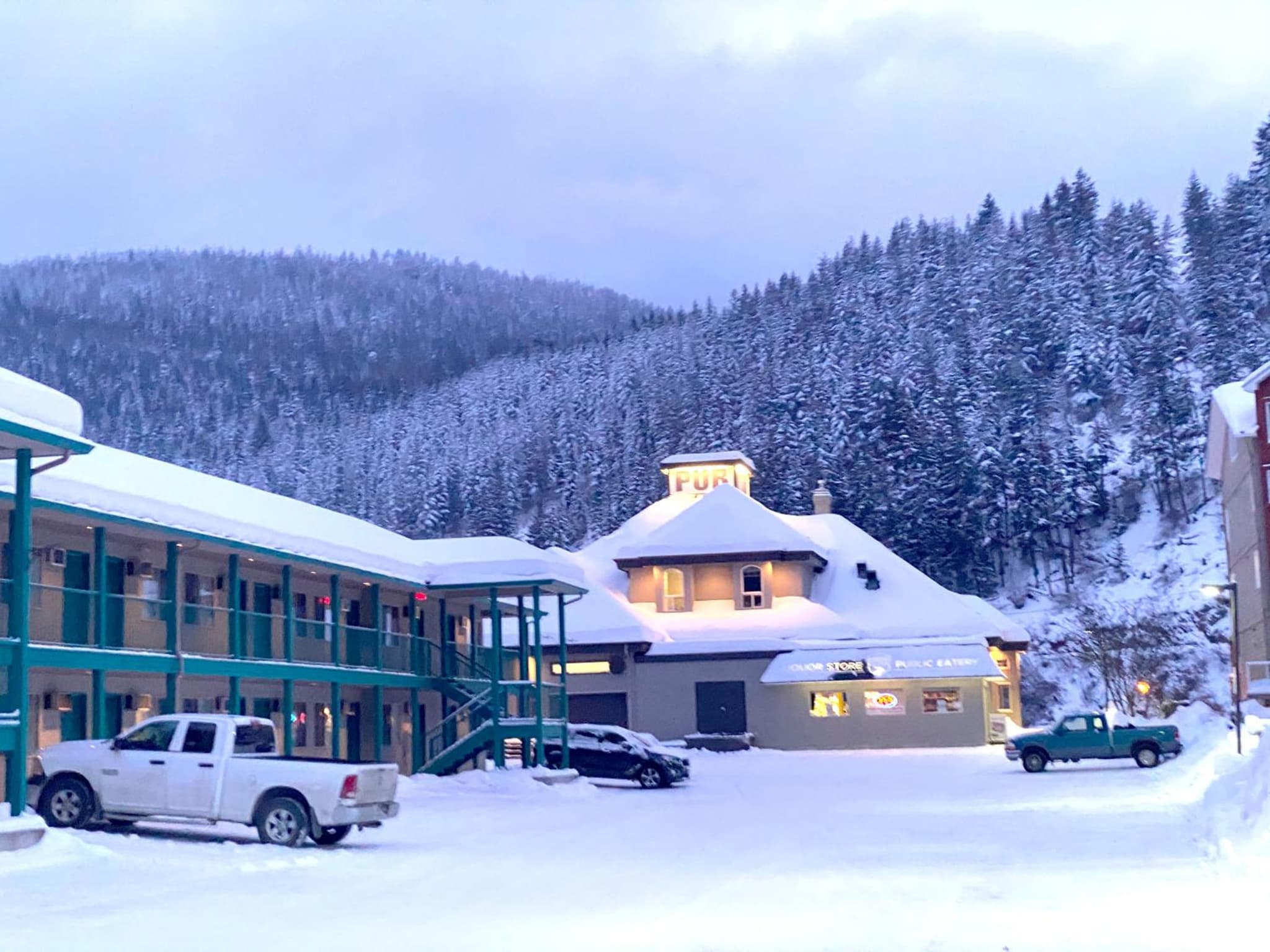 Super 8 by Wyndham Sicamous photo 4