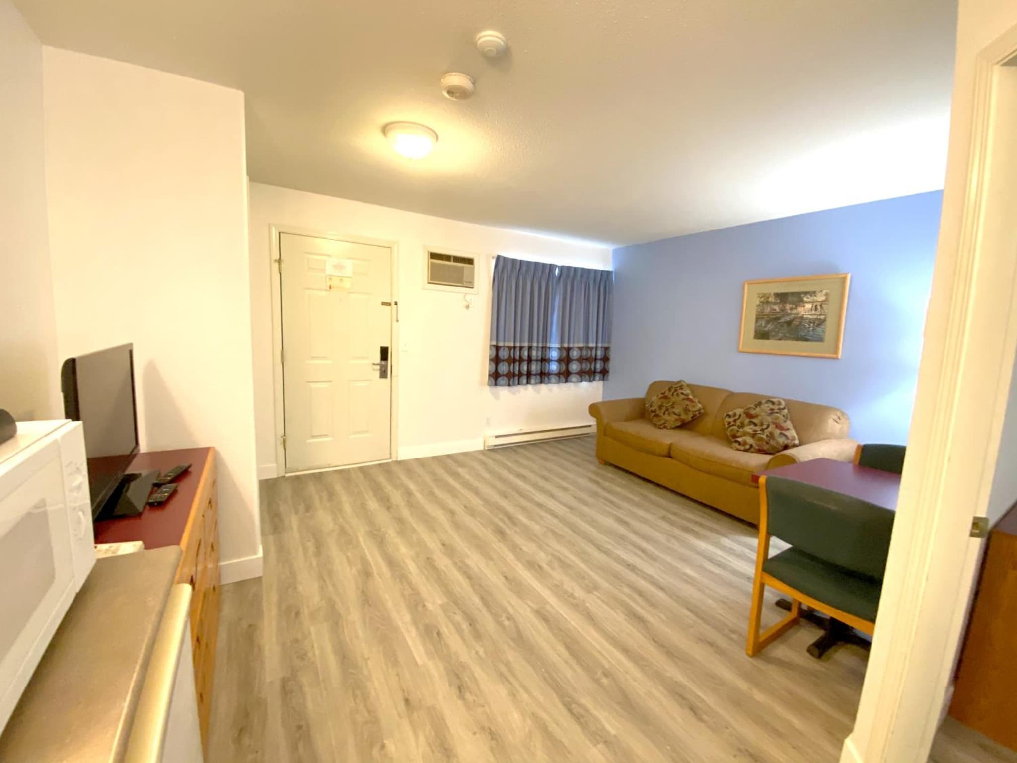 Super 8 by Wyndham Sicamous photo 9