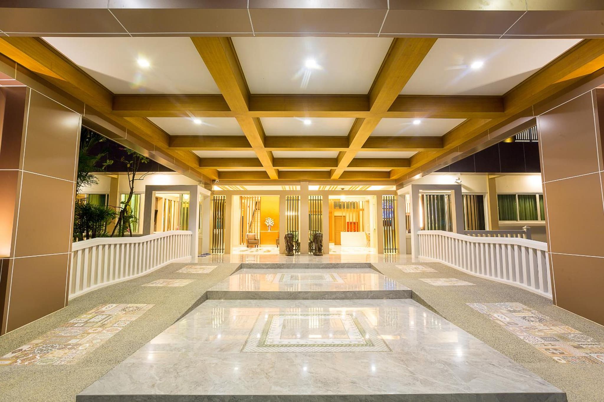 Swan Lake Hotel Sattahip photo 2