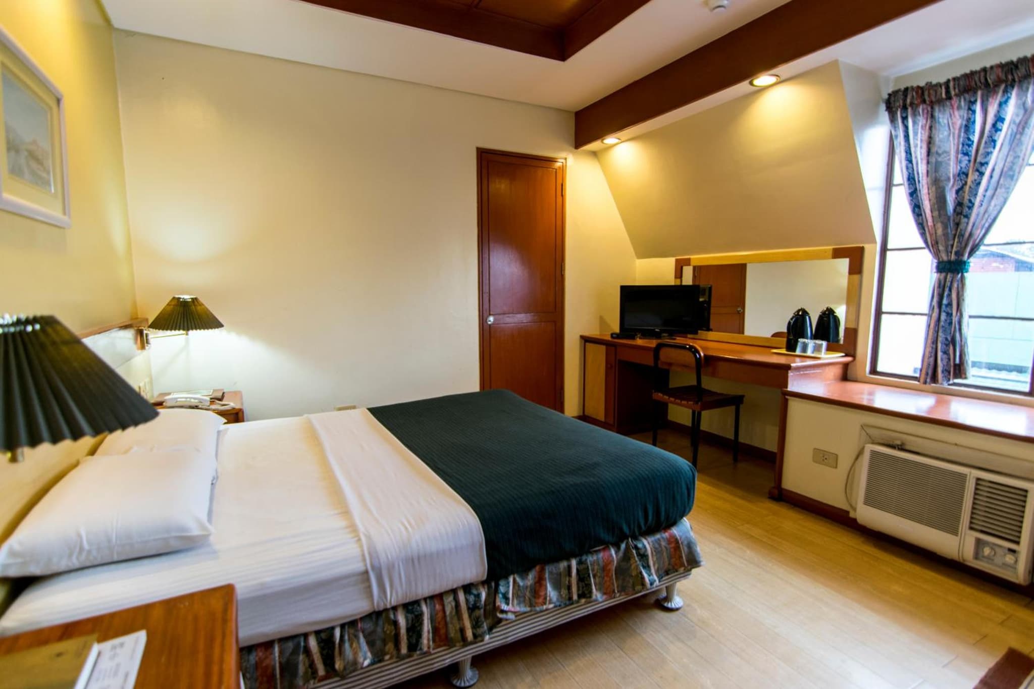 The Manor Hotel photo 3