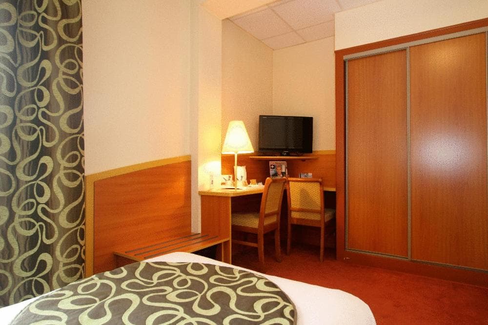 Hotel Kyriad Lamballe photo 8