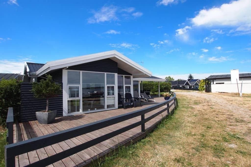 Eksklusiv sommerhus beliggende i vandkanten photo 5