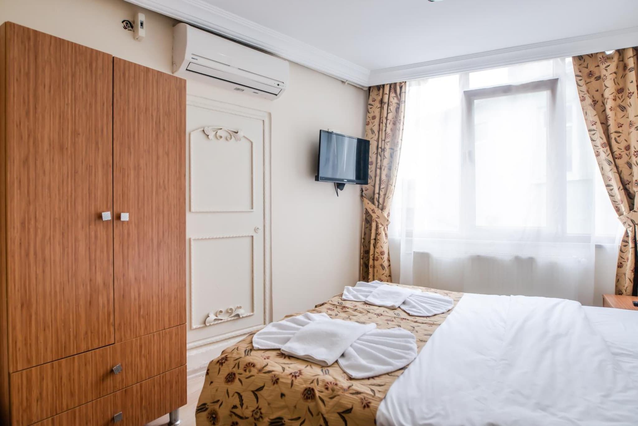 Camelot Apartment photo 9