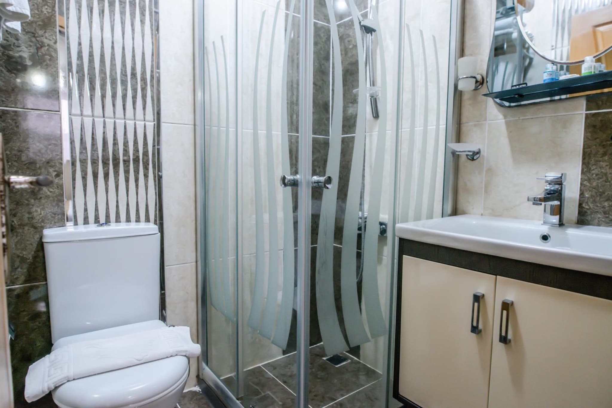 Camelot Apartment photo 6