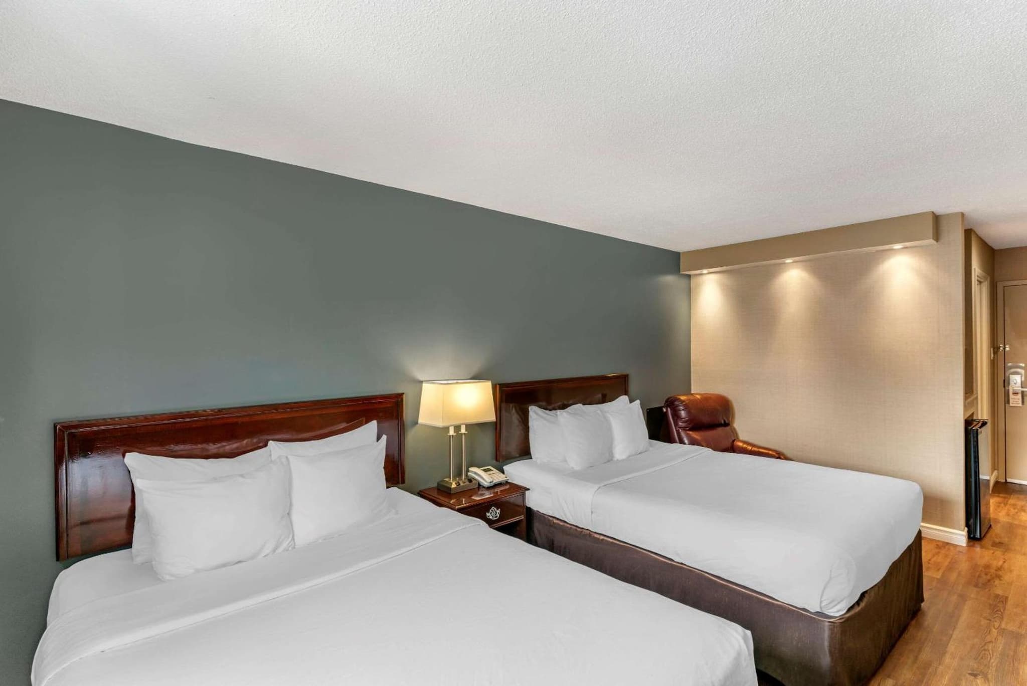 Econo Lodge Montreal-Brossard photo 8