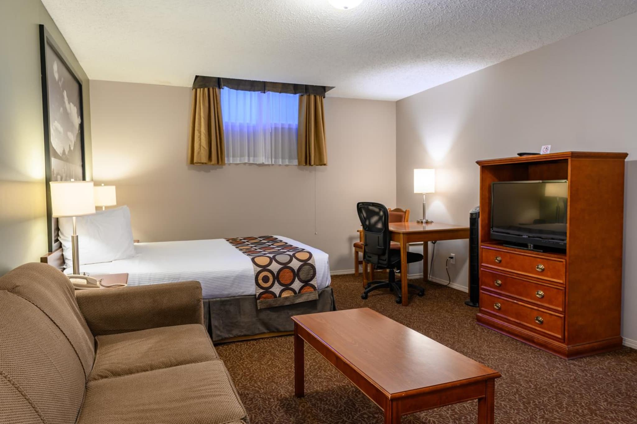 Super 8 by Wyndham Cochrane photo 8