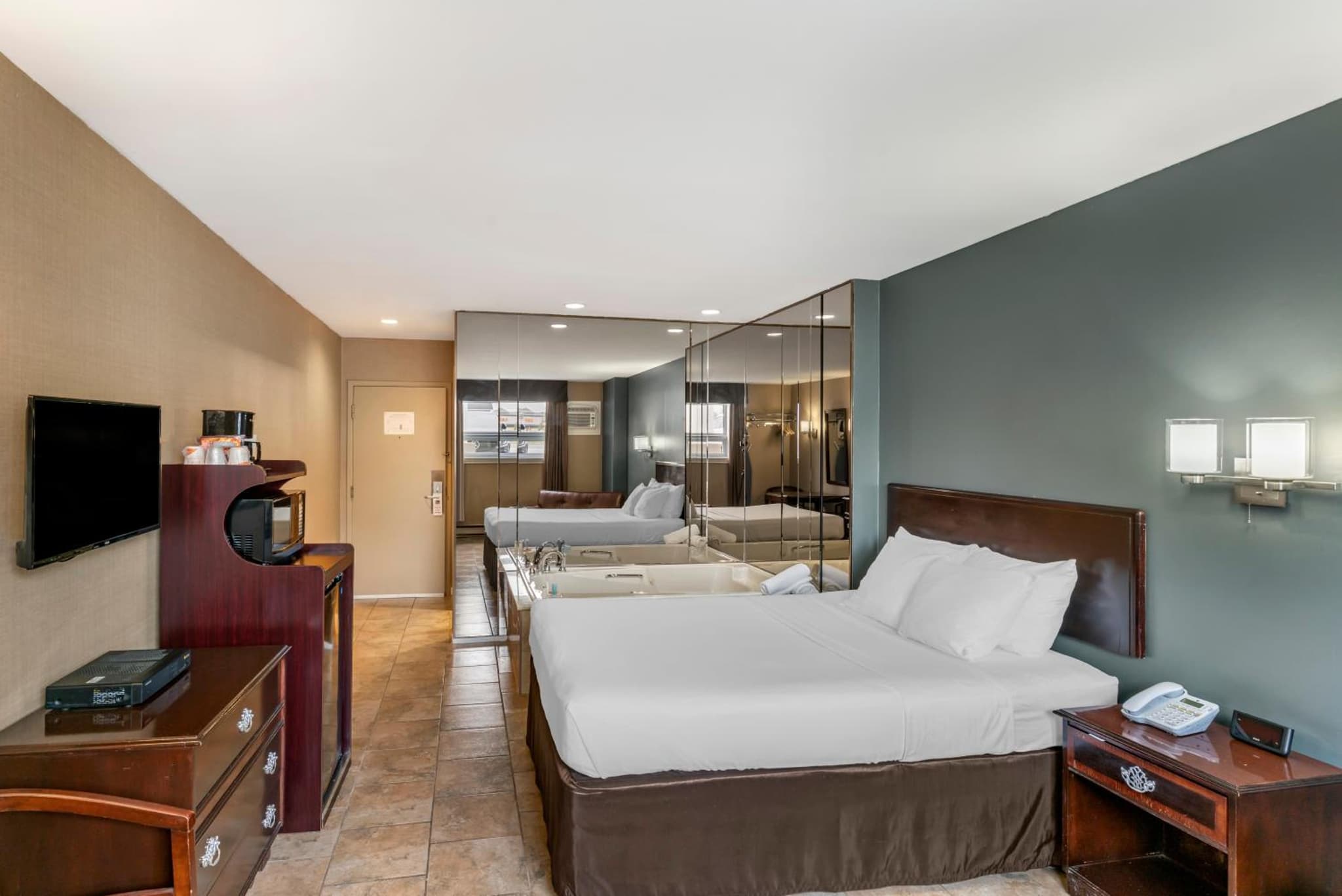 Econo Lodge Montreal-Brossard photo 3