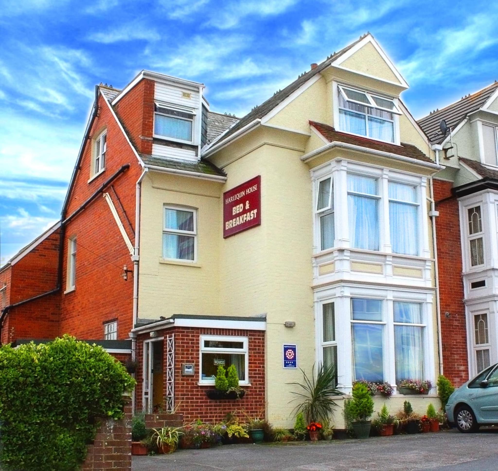 Harlequin Guest House with parking