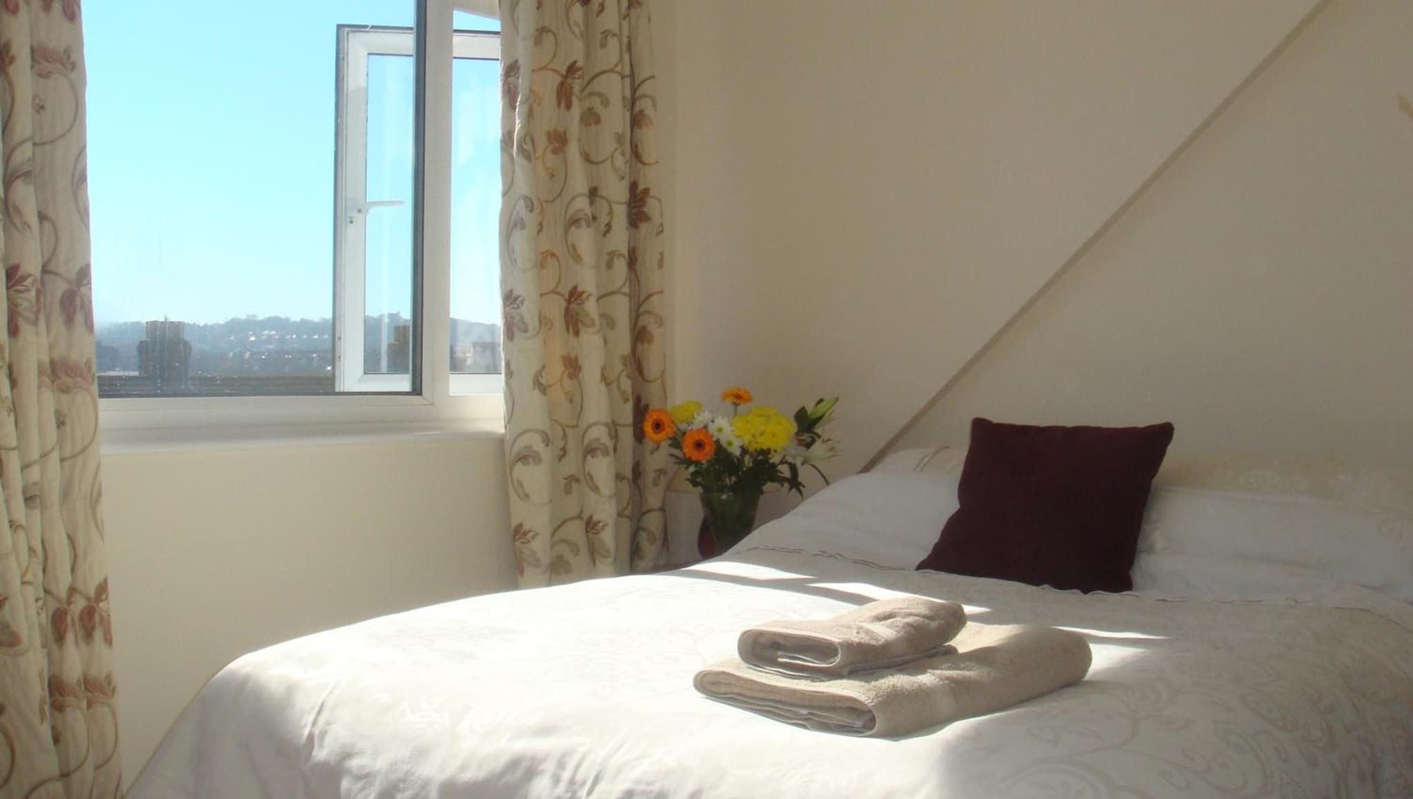 Harlequin Guest House with parking photo 4