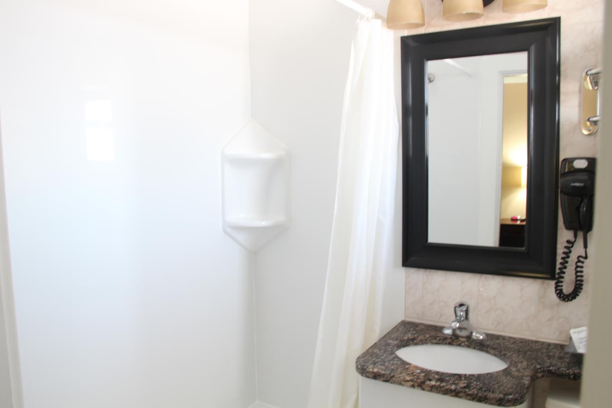 Perth Plaza Inn & Suites photo 5